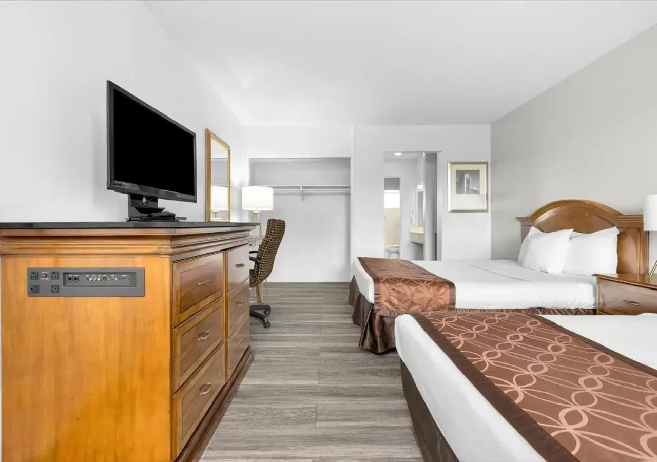 TV and multimedia, TV/Entertainment Center in Rodeway Inn & Suites San Francisco - Great Highway