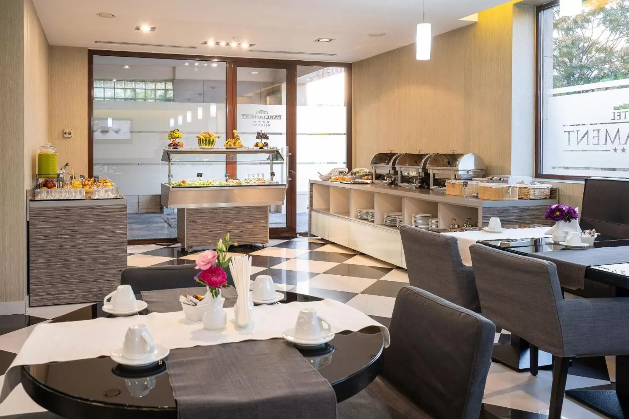 Restaurant/places to eat in Hotel Parliament Restaurant/places to eat in Hotel Parliament