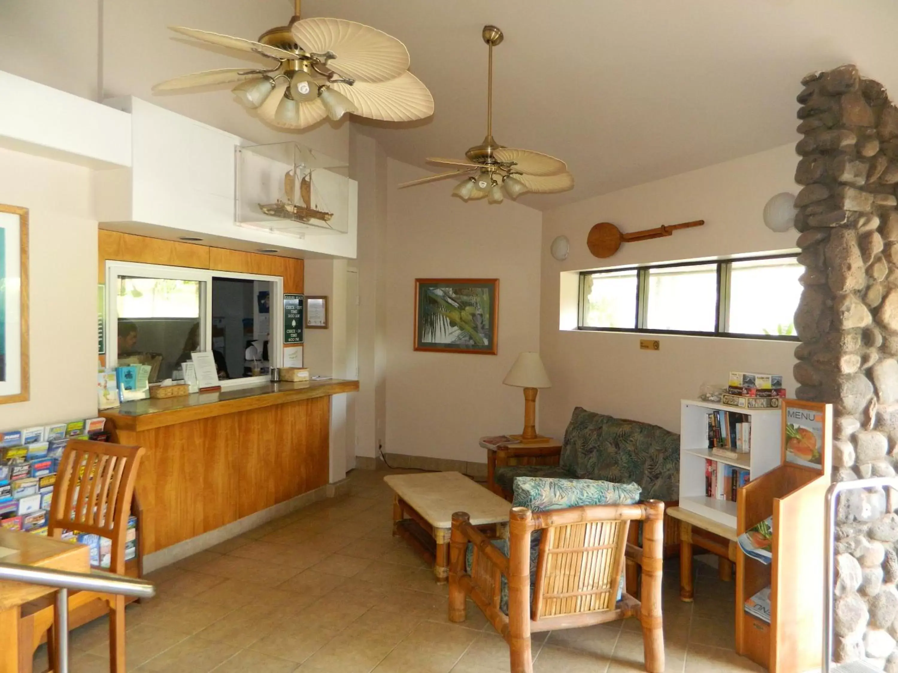 Living room, Lobby/Reception in Kahana Beach Vacation Club