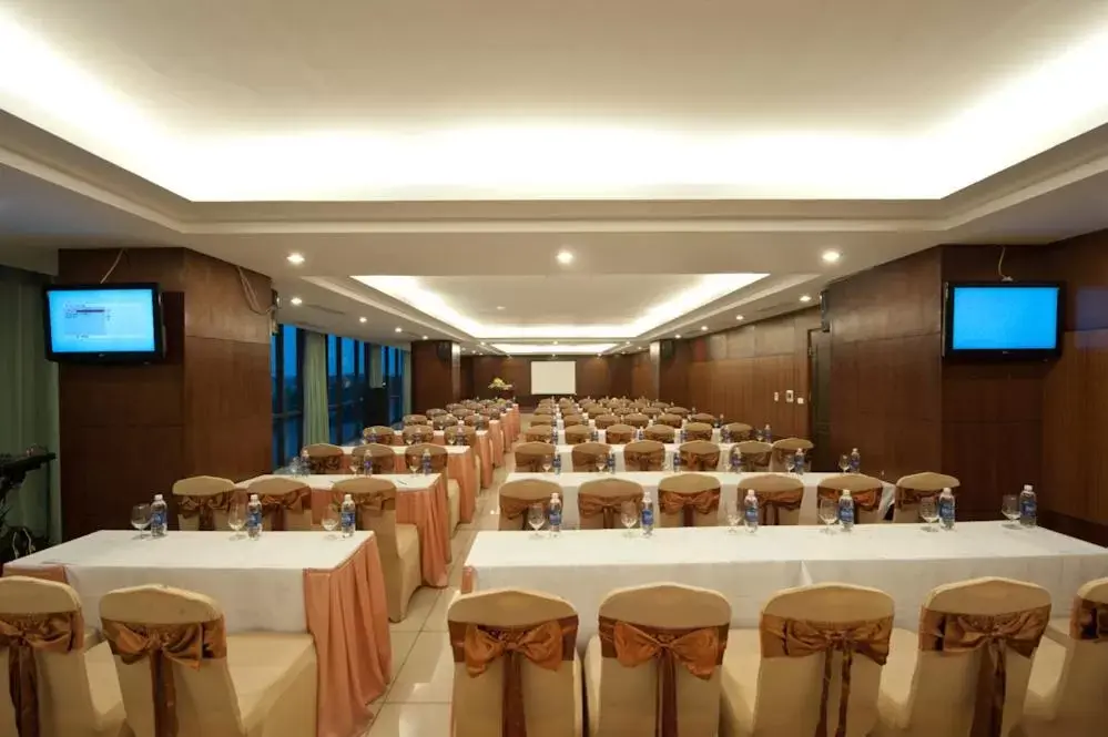 Business facilities in Muong Thanh Grand Xa La Hotel