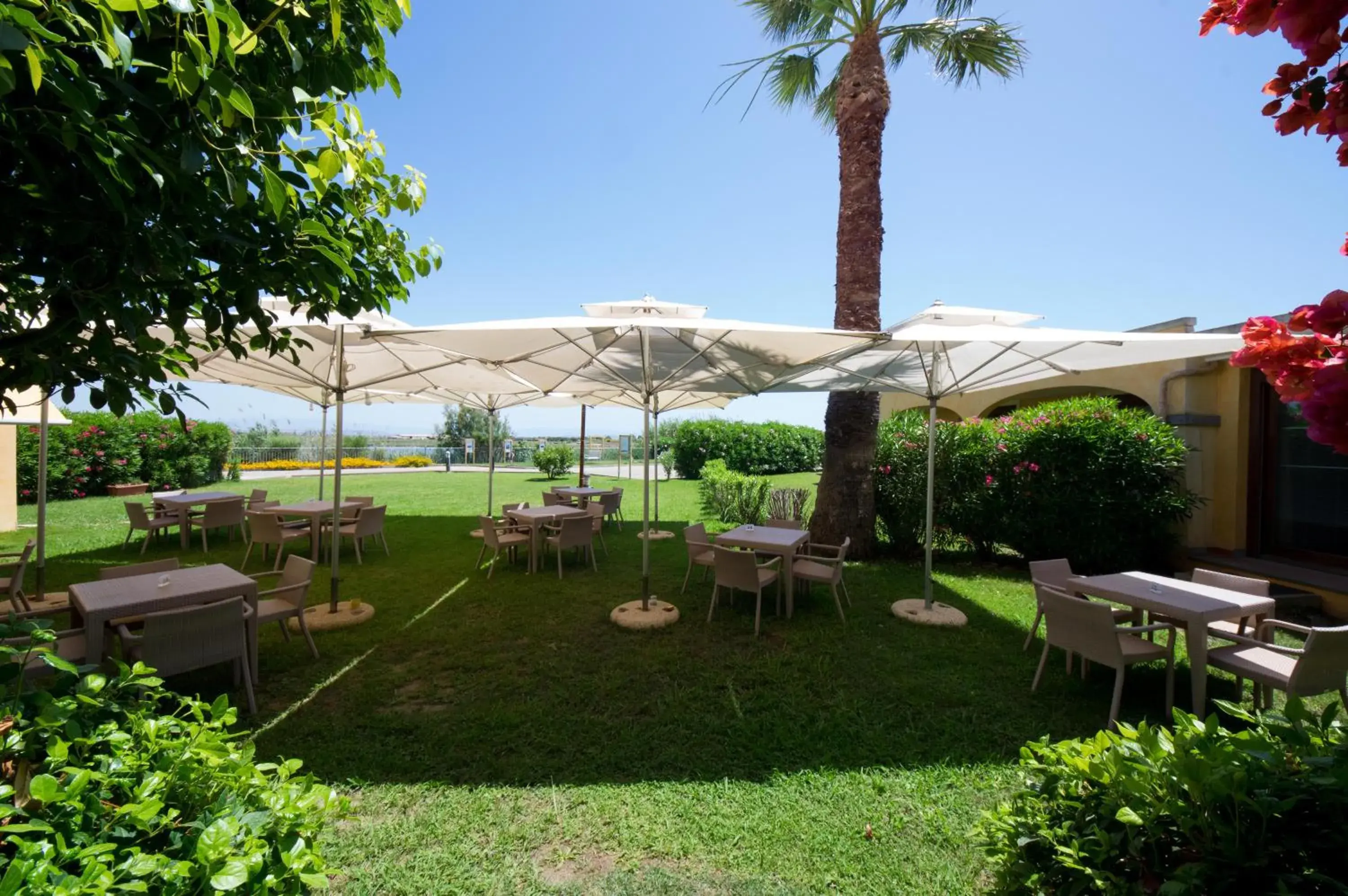 Restaurant/places to eat, Garden in Hotel Santa Gilla