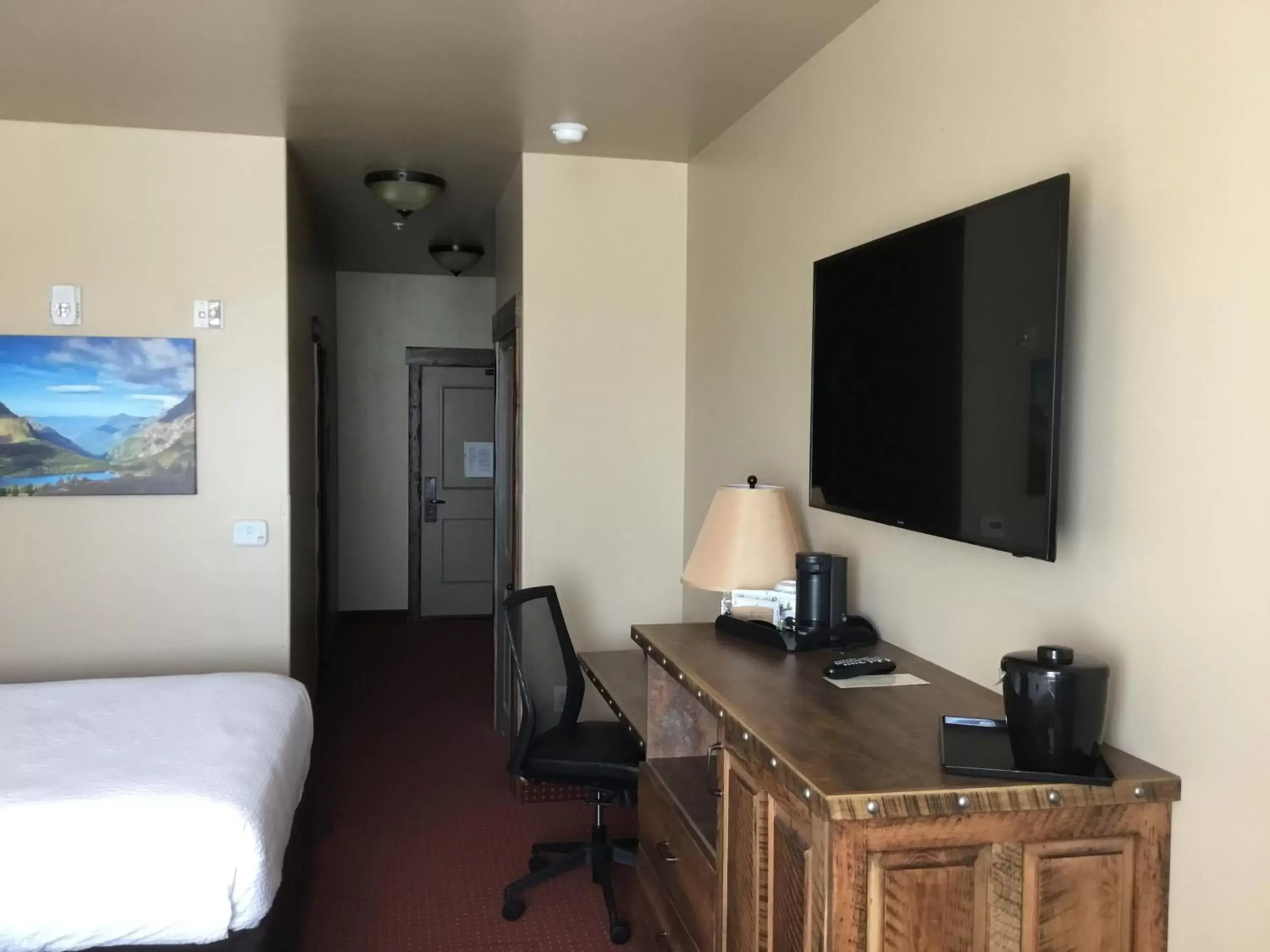 Bed, TV/Entertainment Center in Glacier International Lodge