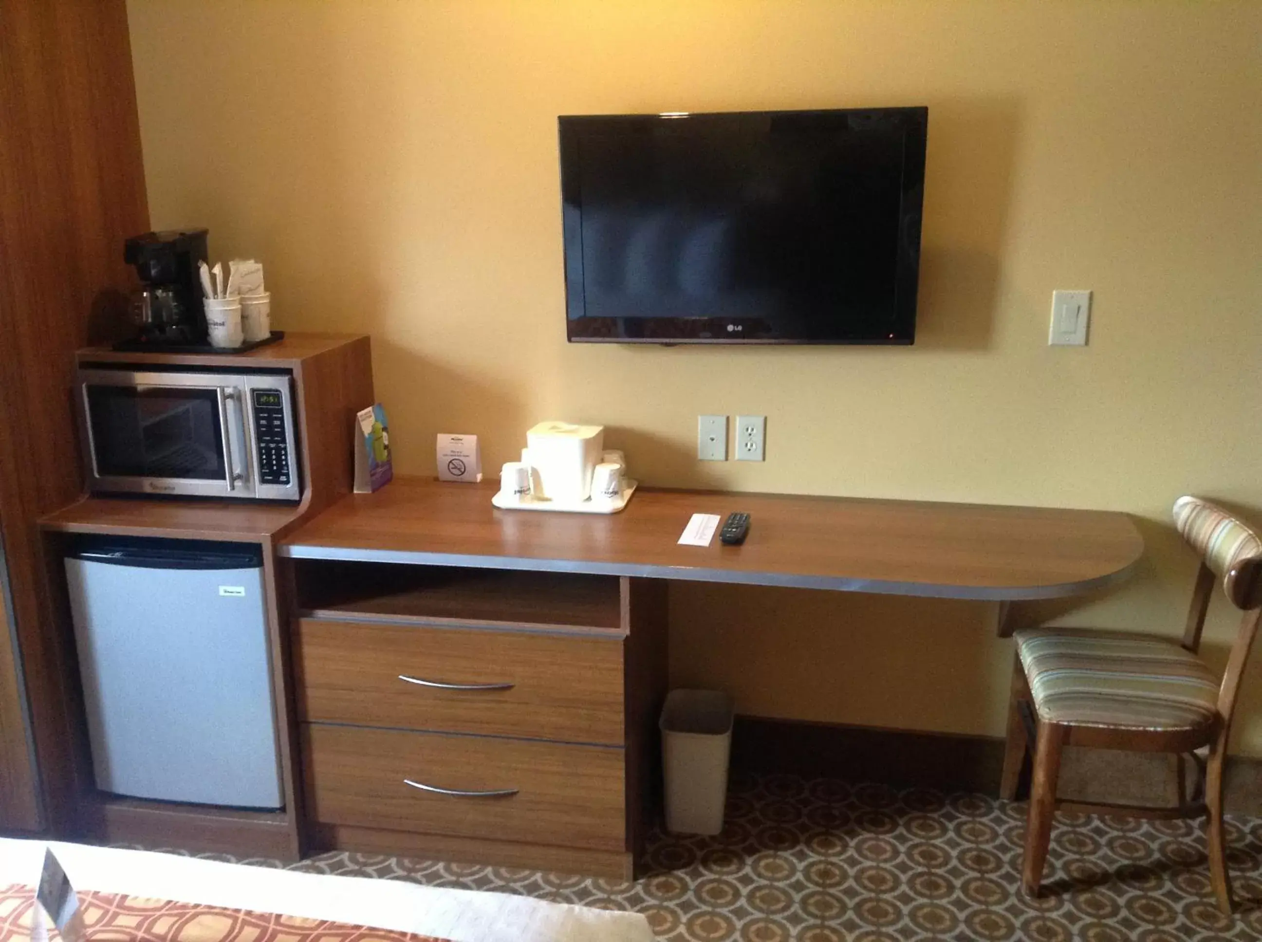 Kitchen or kitchenette, TV/Entertainment Center in Microtel by Wyndham South Bend Notre Dame University