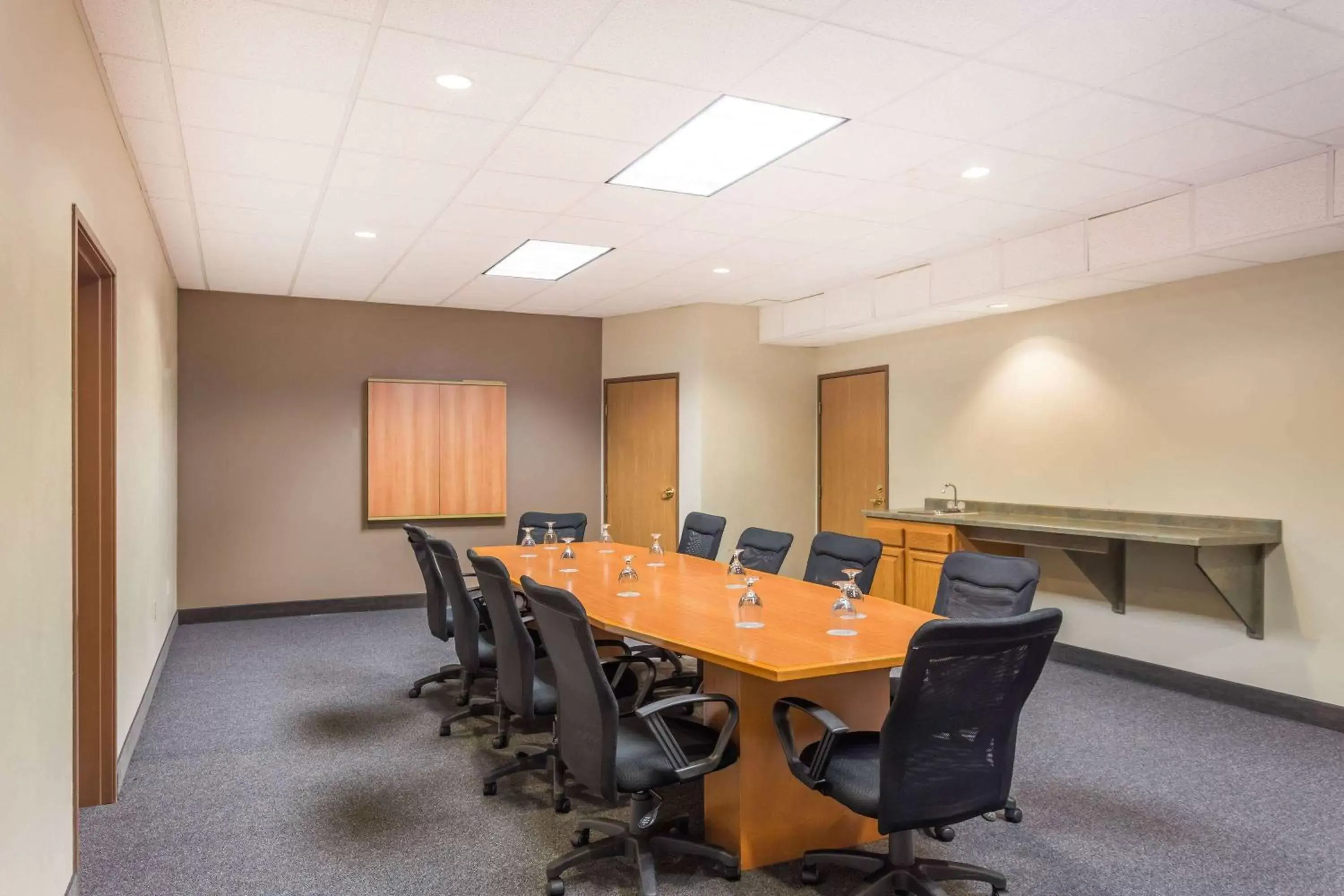 Meeting/conference room in Wyndham Garden Madison Fitchburg