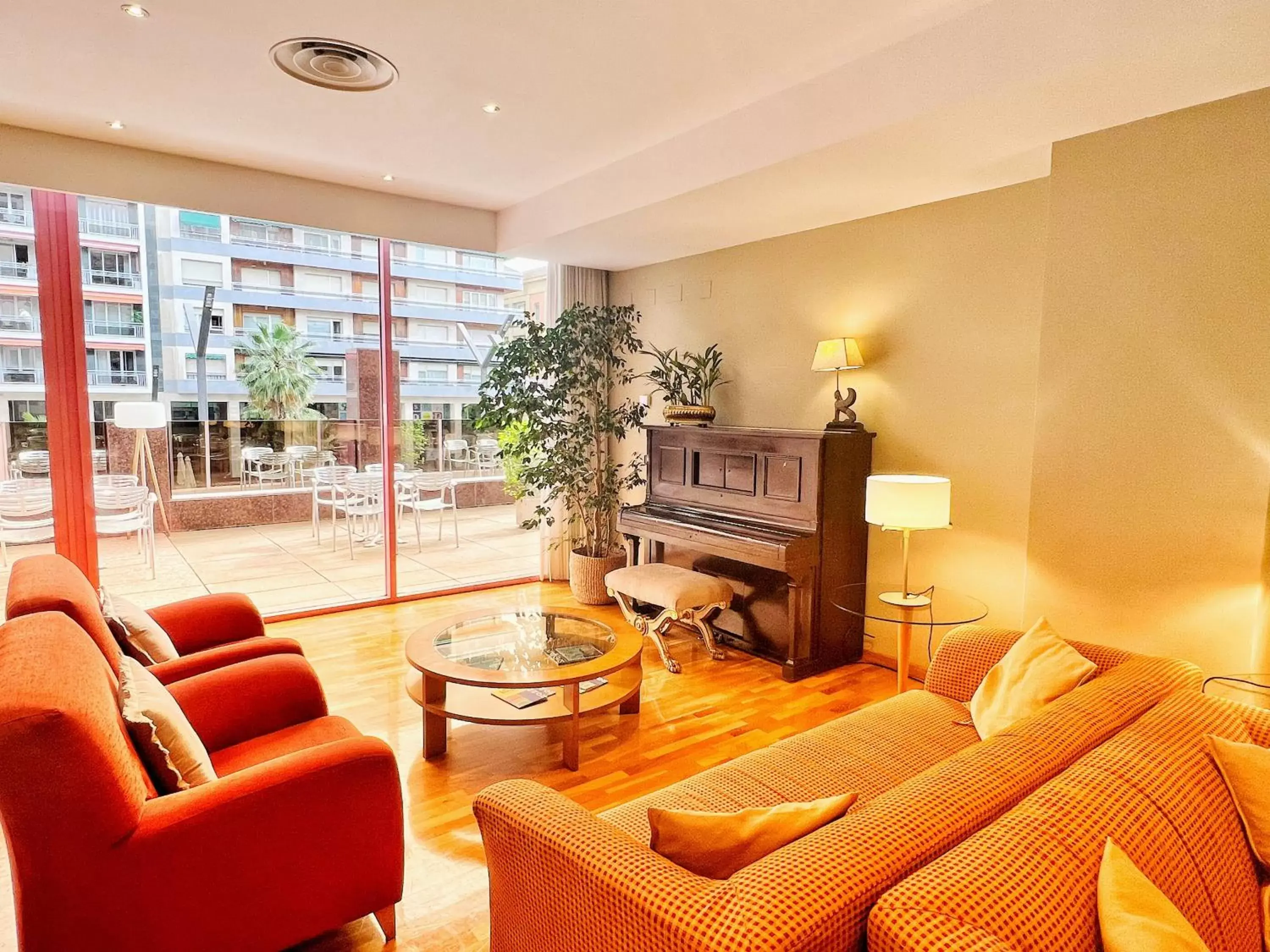 Living room, Seating Area in Mercure Carlton Rioja
