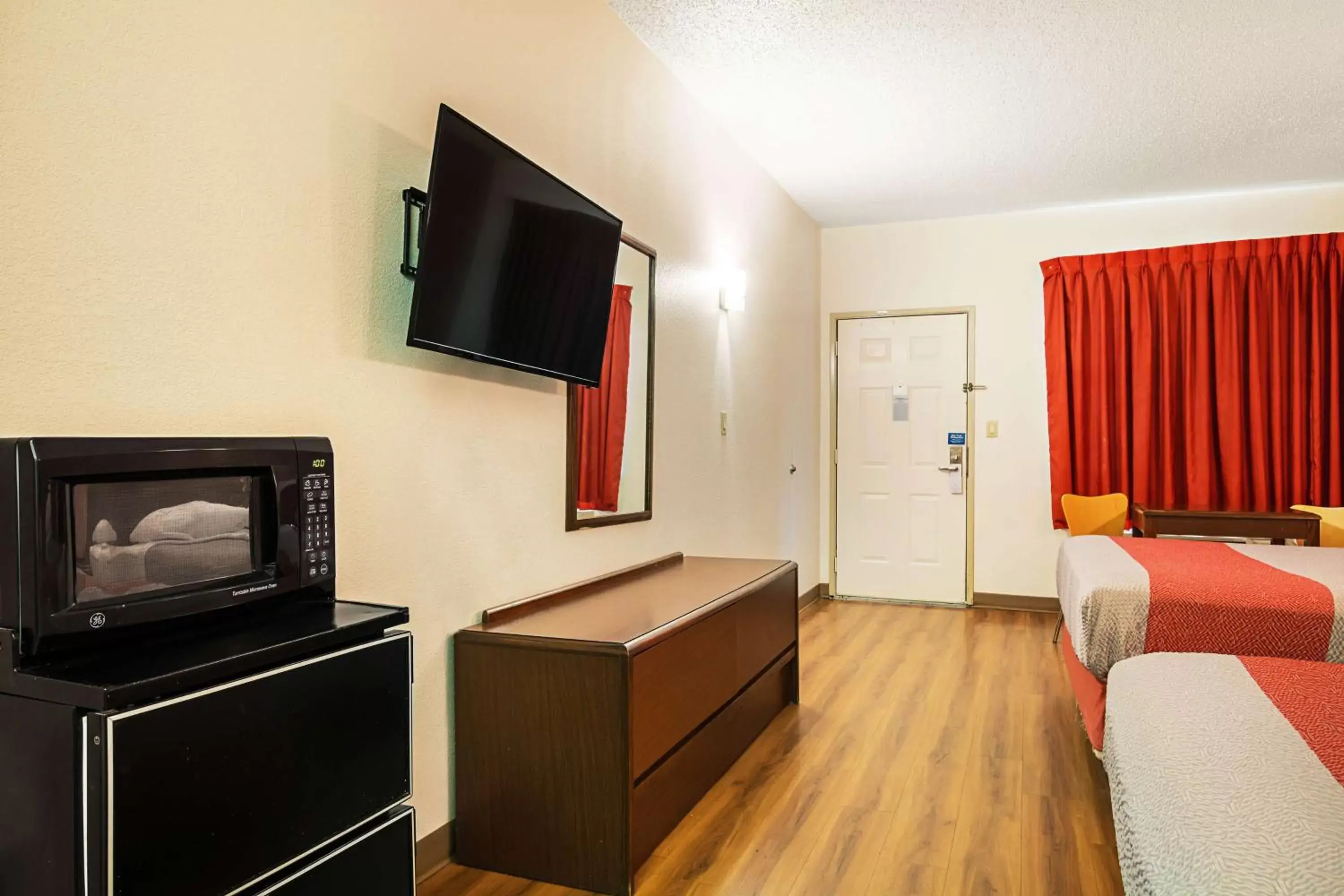 Photo of the whole room, TV/Entertainment Center in Motel 6-Covington, TN