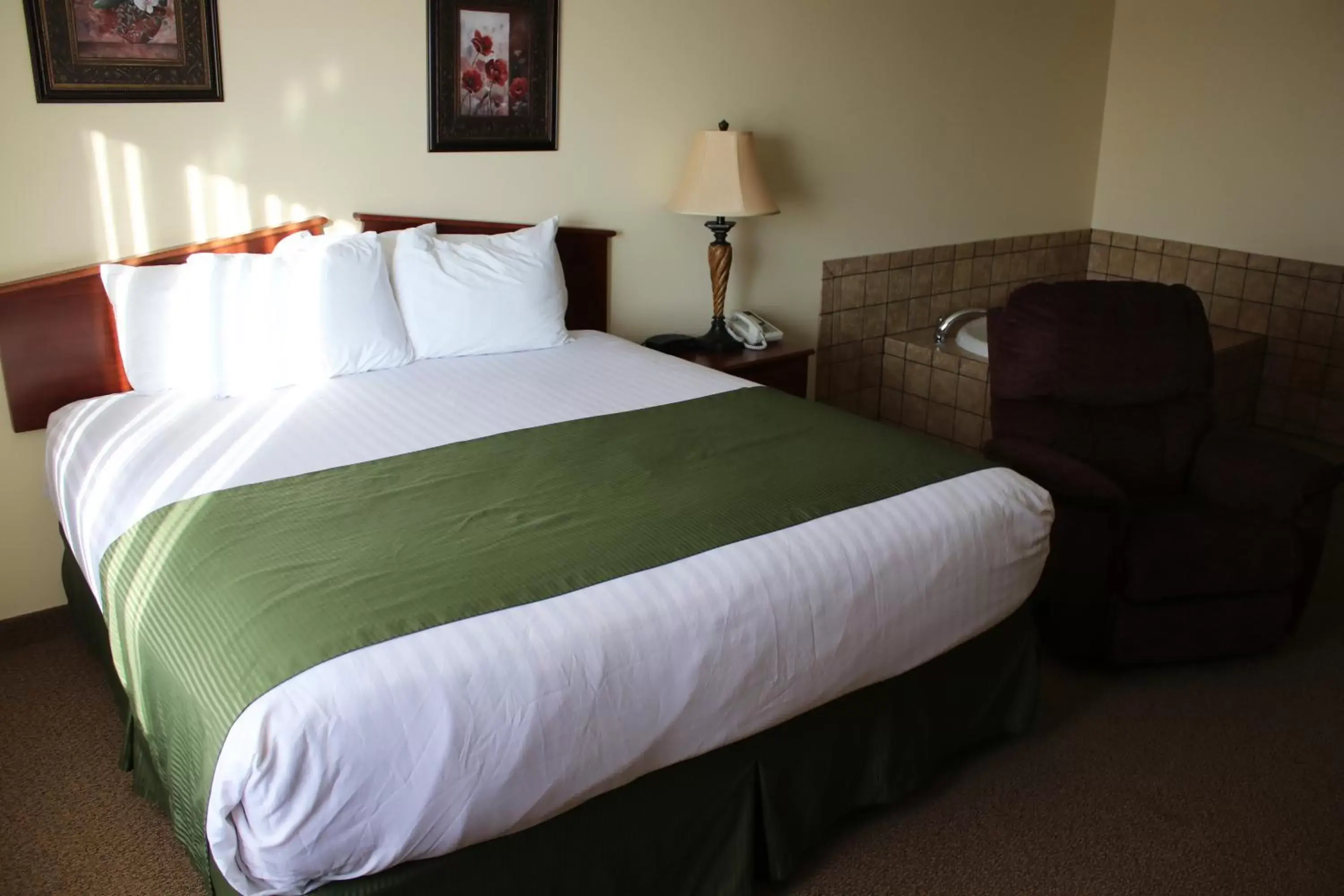 Photo of the whole room, Bed in The Edgewood Hotel and Suites