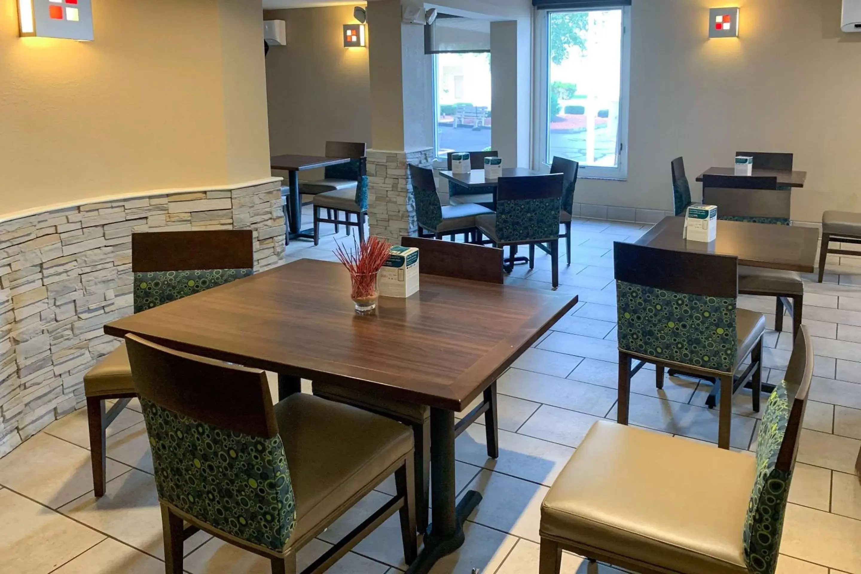 Restaurant/Places to Eat in Comfort Inn and Suites East Hartford