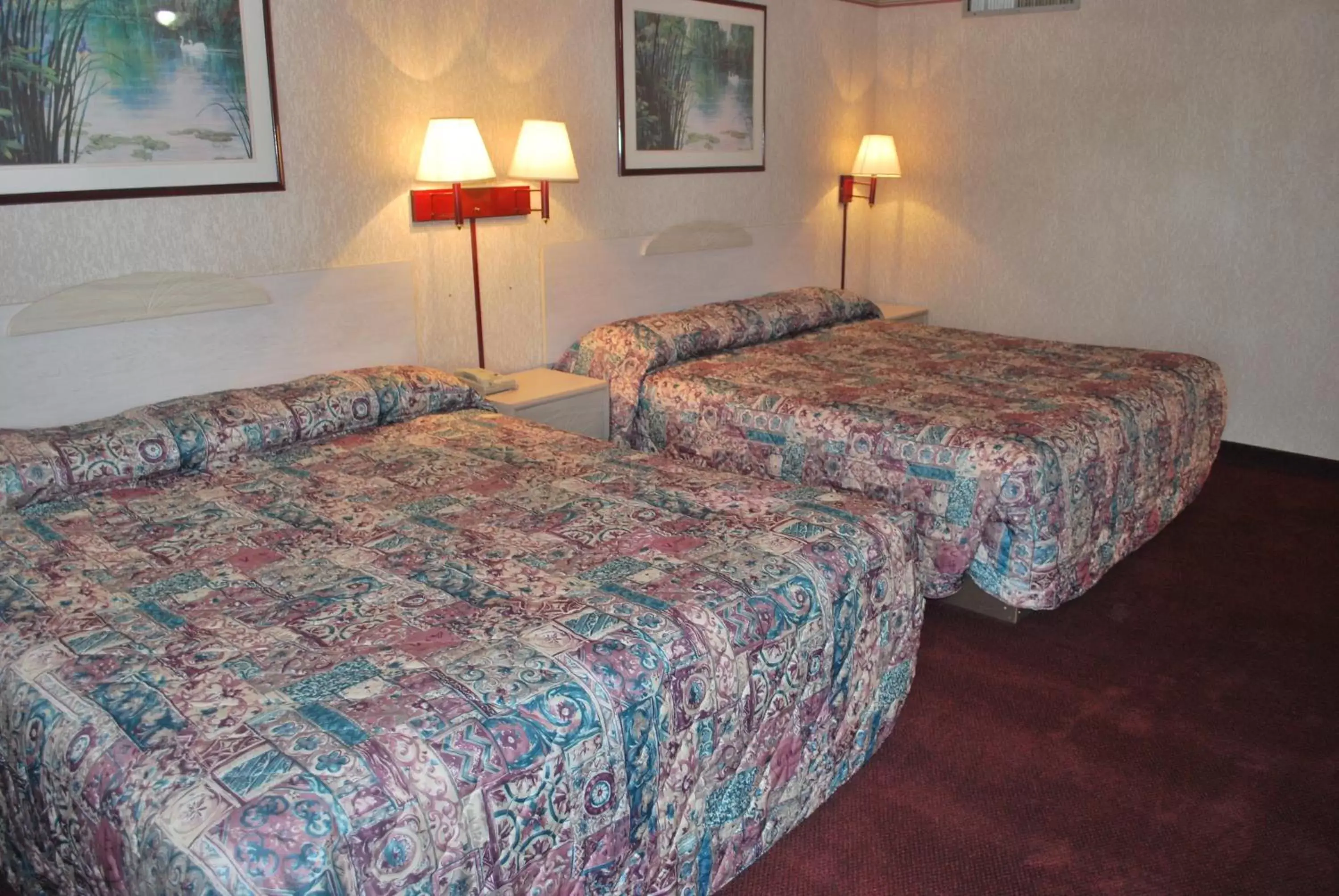 Bedroom, Bed in Best Motel Lakeland