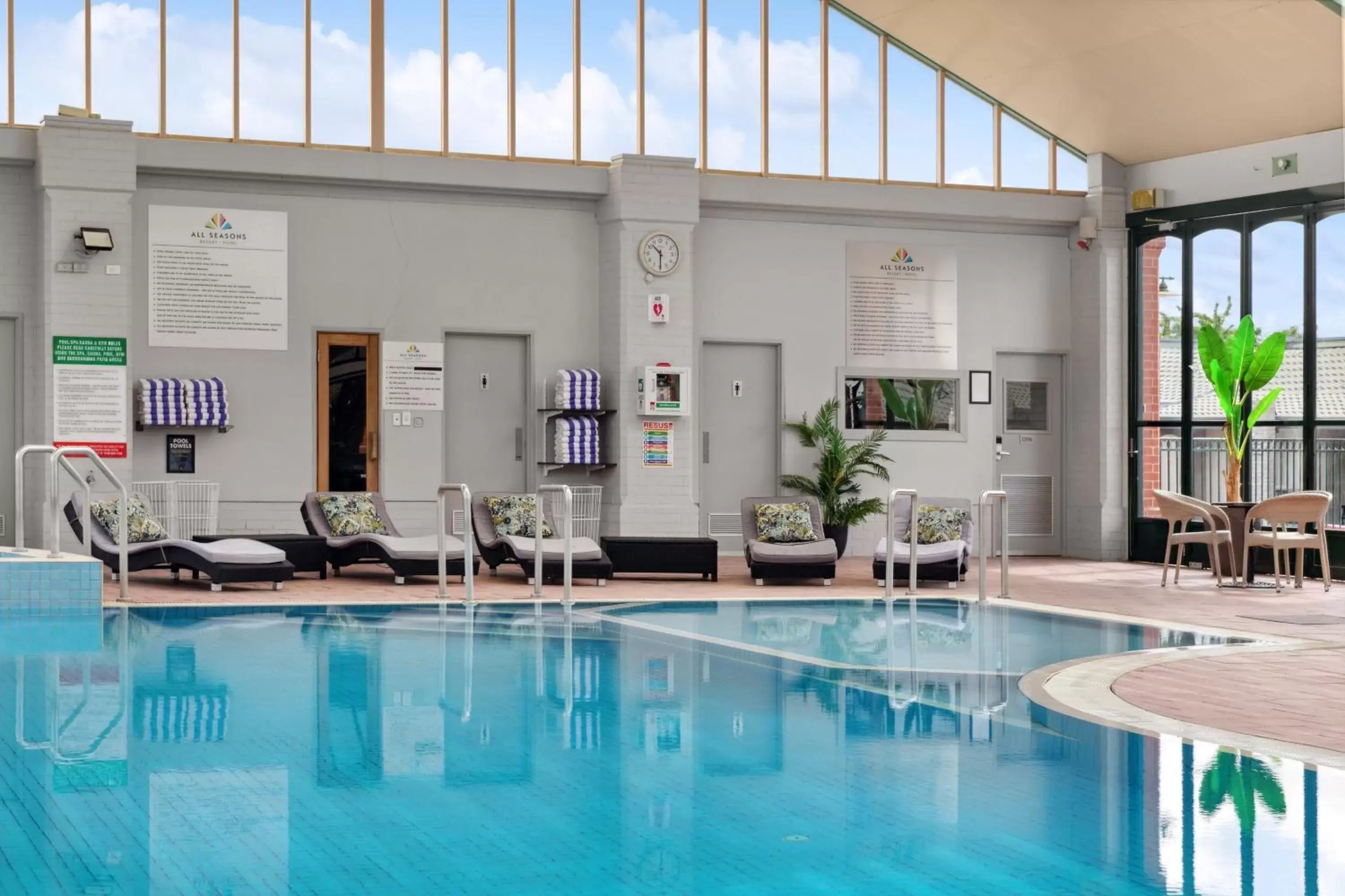 Swimming Pool in All Seasons Resort Hotel Bendigo