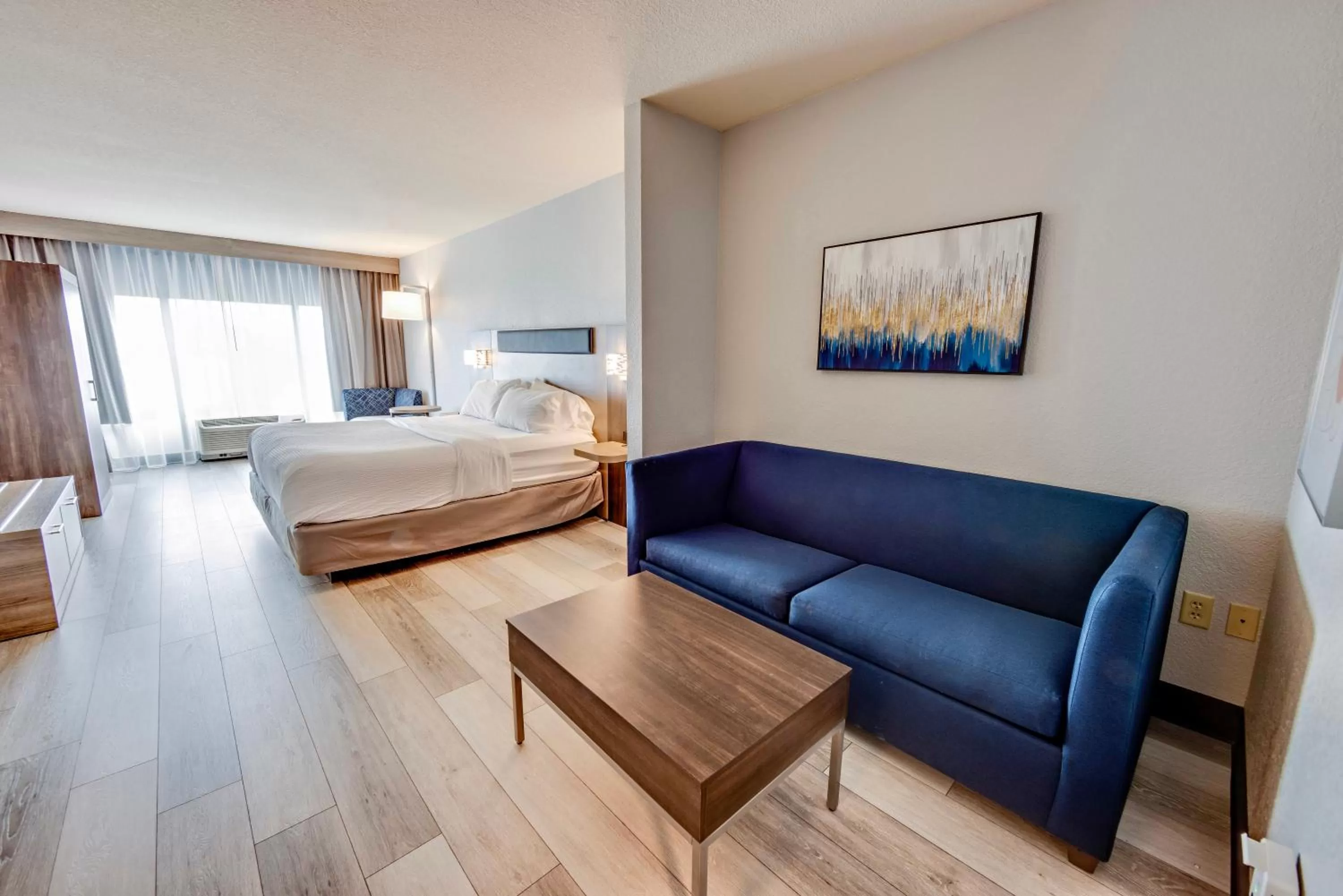 Bed in Holiday Inn Express Hotel & Suites Ohio State University- OSU Medical Center by IHG