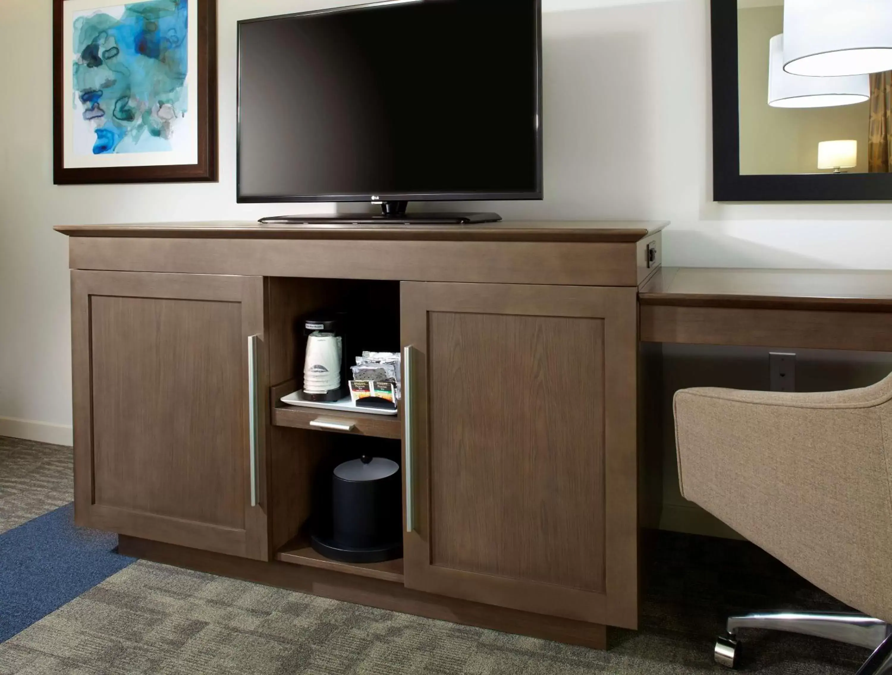 Living room, TV/Entertainment Center in Hampton Inn & Suites Pittsburgh Airport South/Settlers Ridge