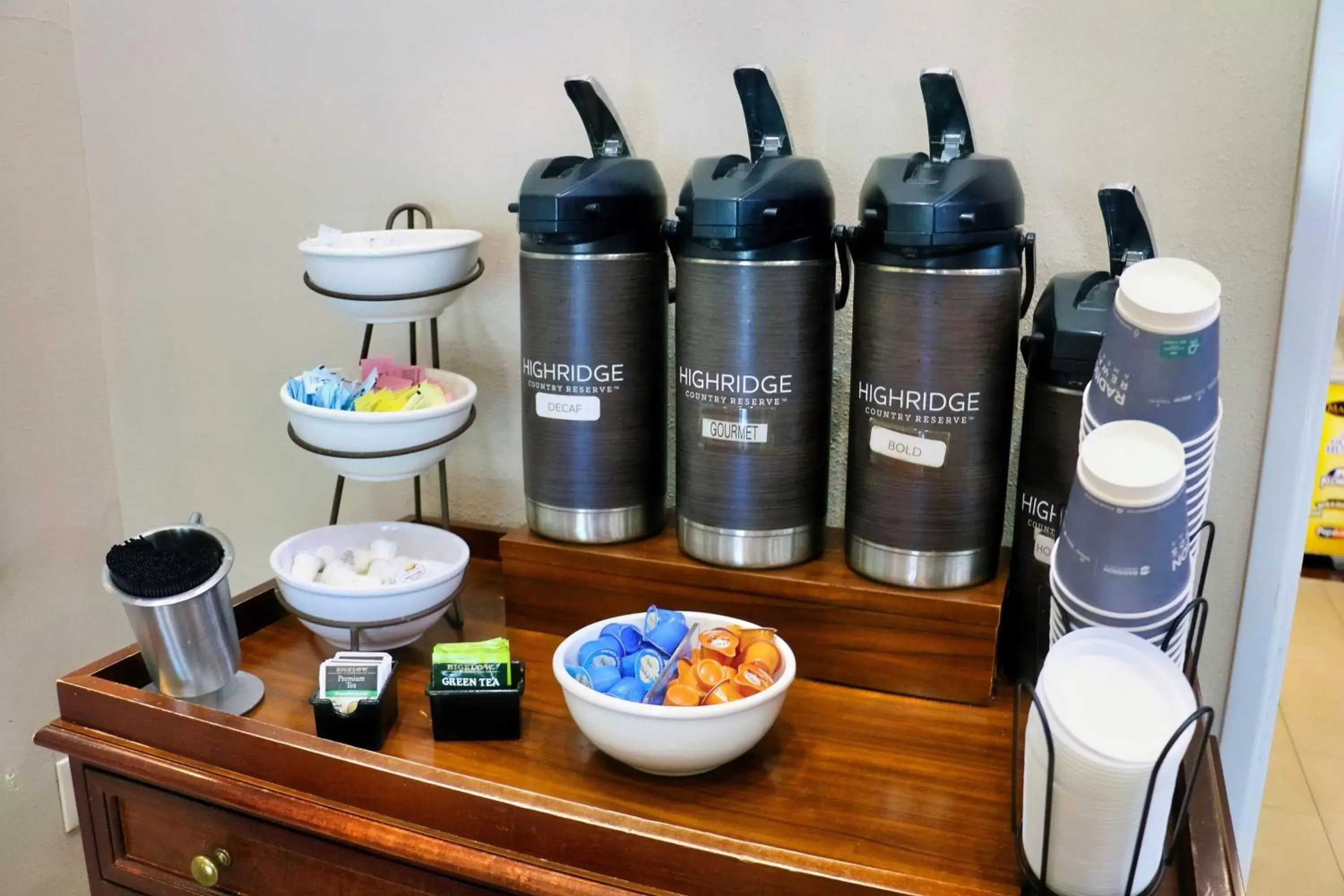 Coffee/tea facilities in Country Inn & Suites by Radisson, Savannah Gateway, GA