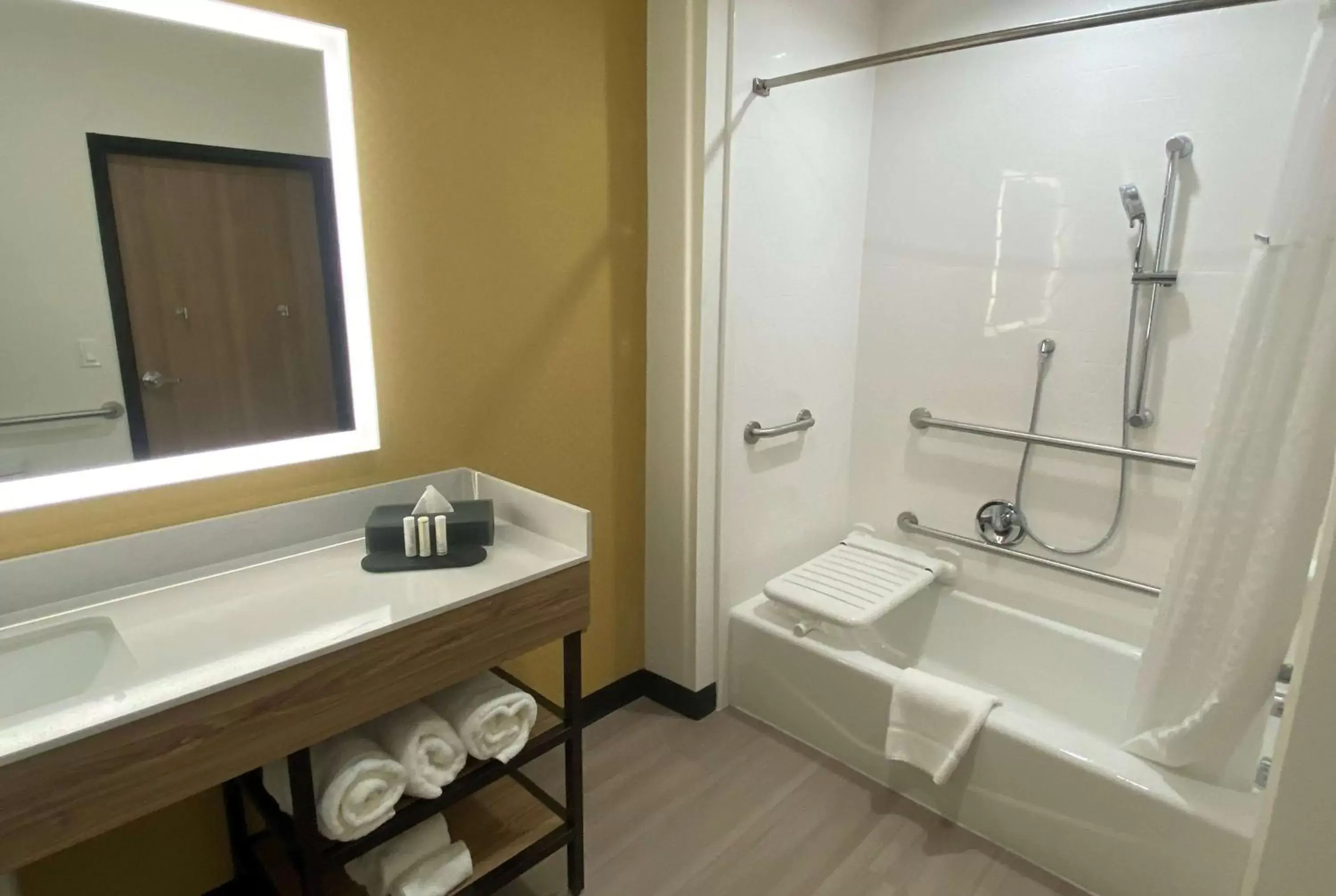 Bathroom in La Quinta Inn & Suites by Wyndham El Paso East Loop-375