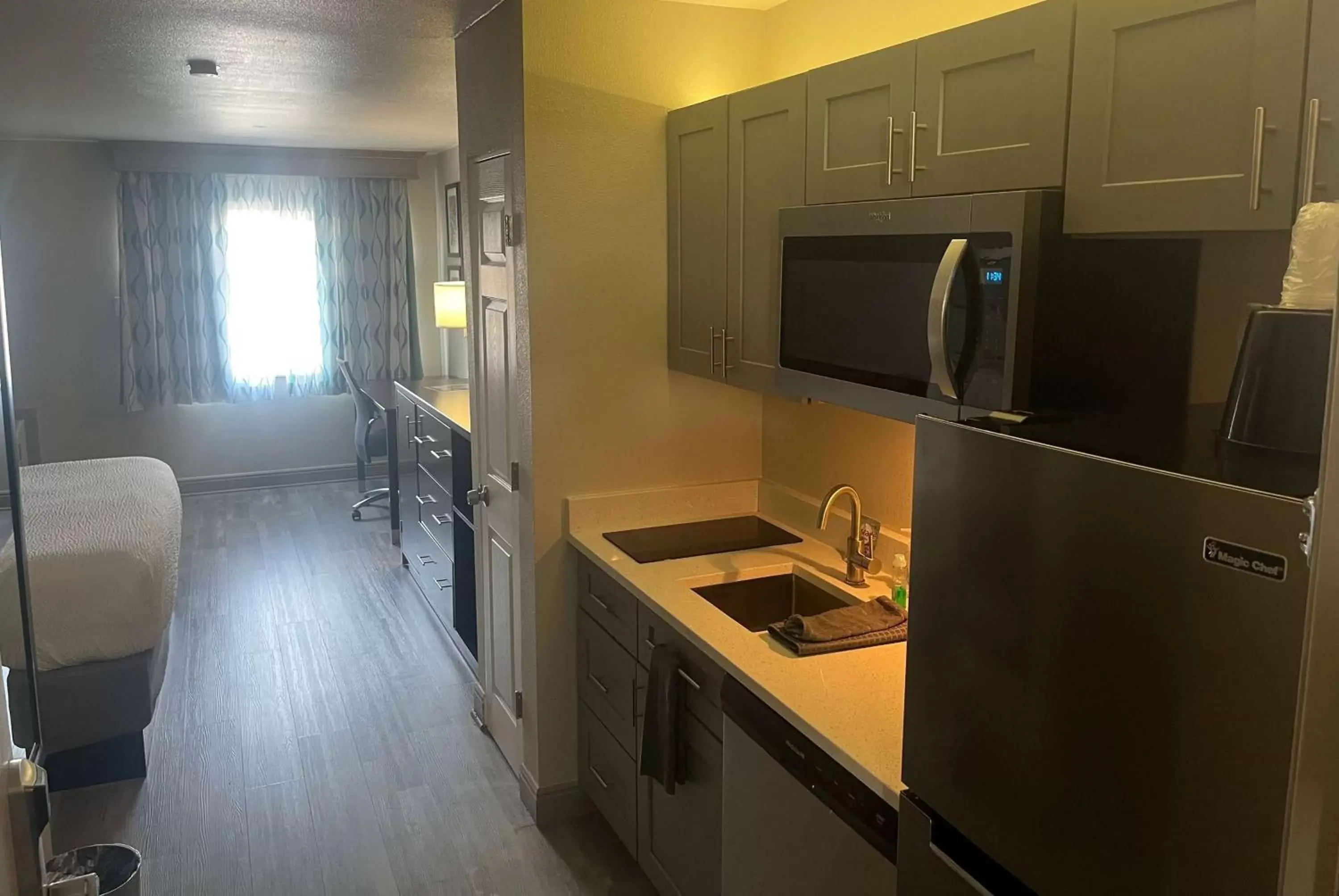 Photo of the whole room, Kitchen/Kitchenette in La Quinta Inn & Suites by Wyndham Fort Collins, Colorado