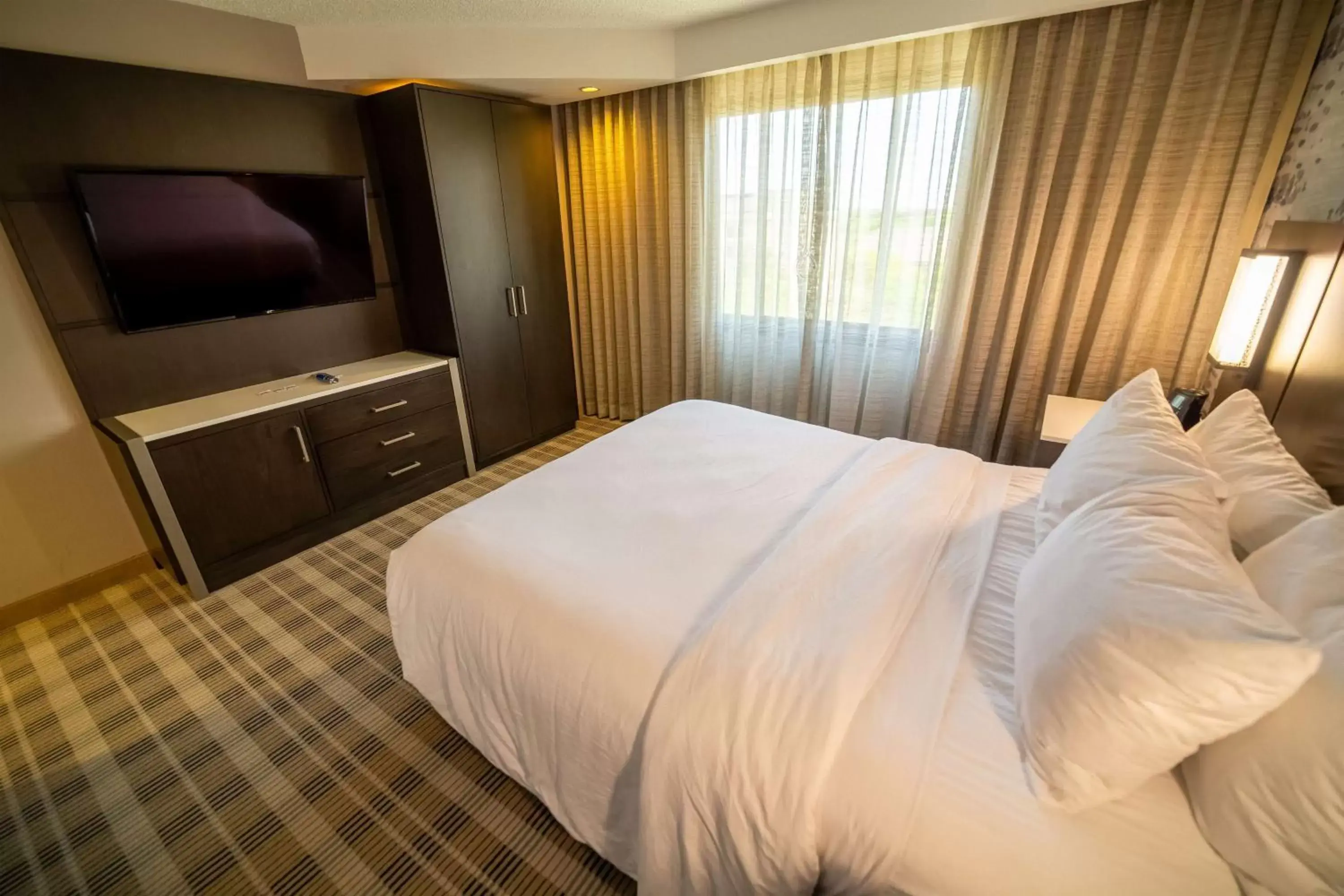 Bed in Embassy Suites by Hilton Kansas City Overland Park