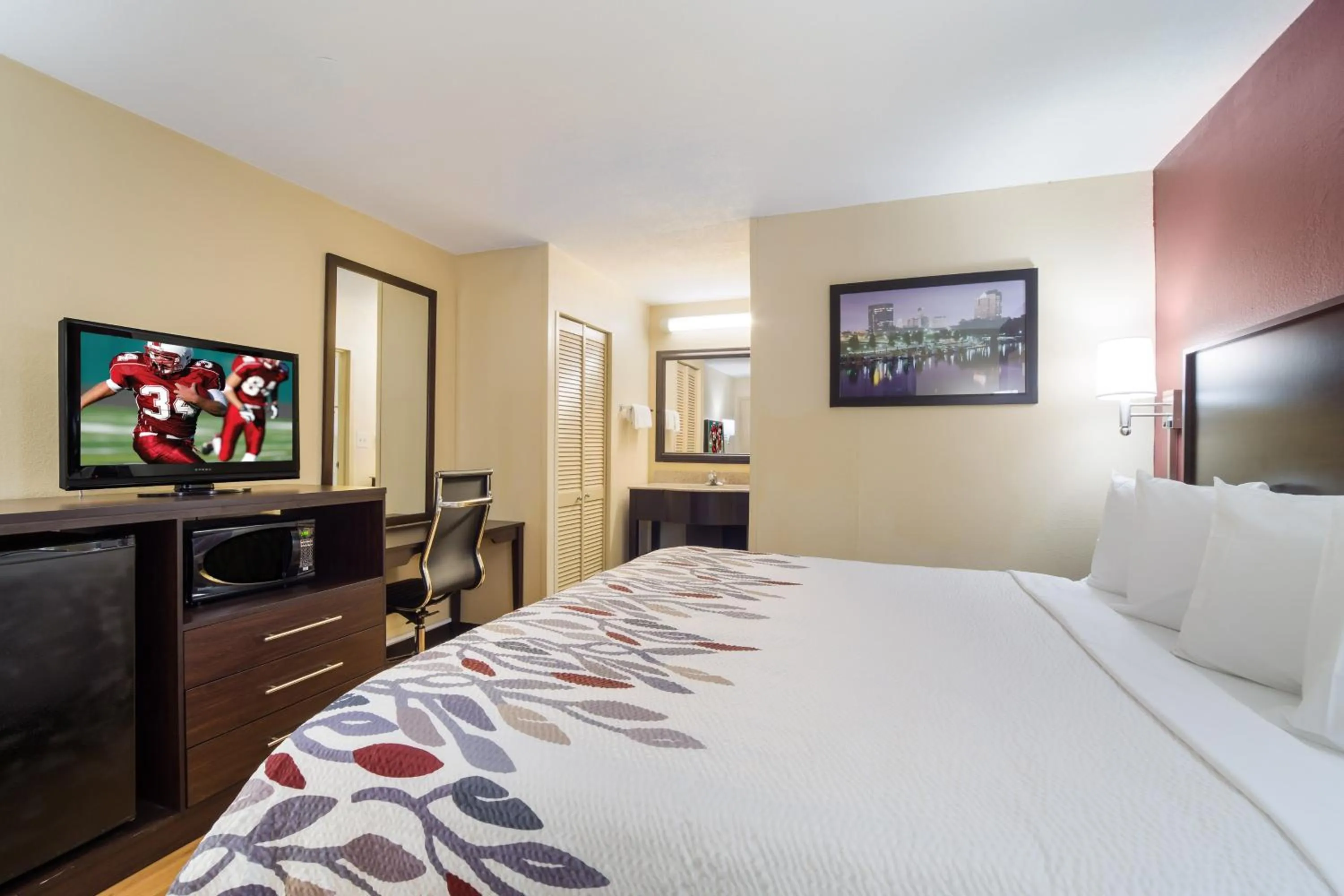 Photo of the whole room, Bed in Red Roof Inn Augusta – Washington Road