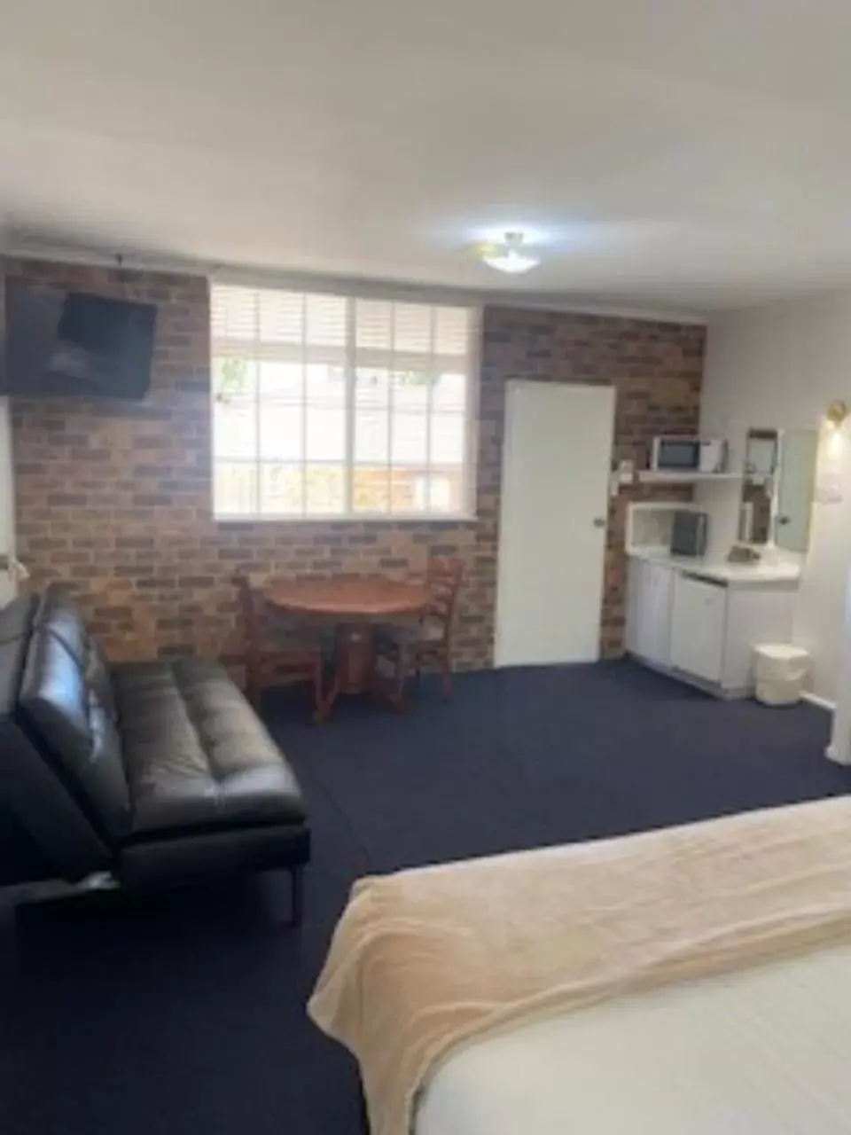 Deluxe King Room in Kinross Inn Deluxe King Room in Kinross Inn