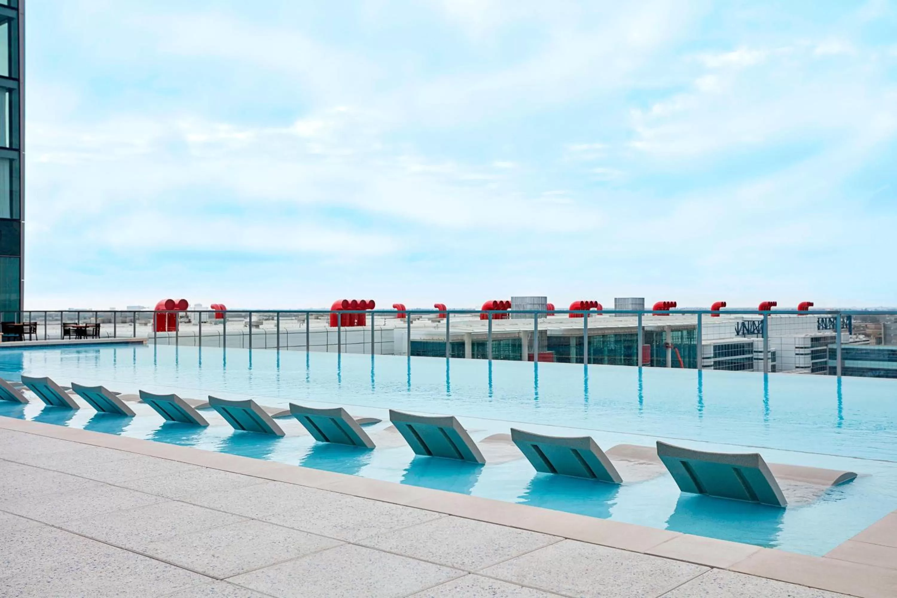 Swimming pool in Marriott Marquis Houston