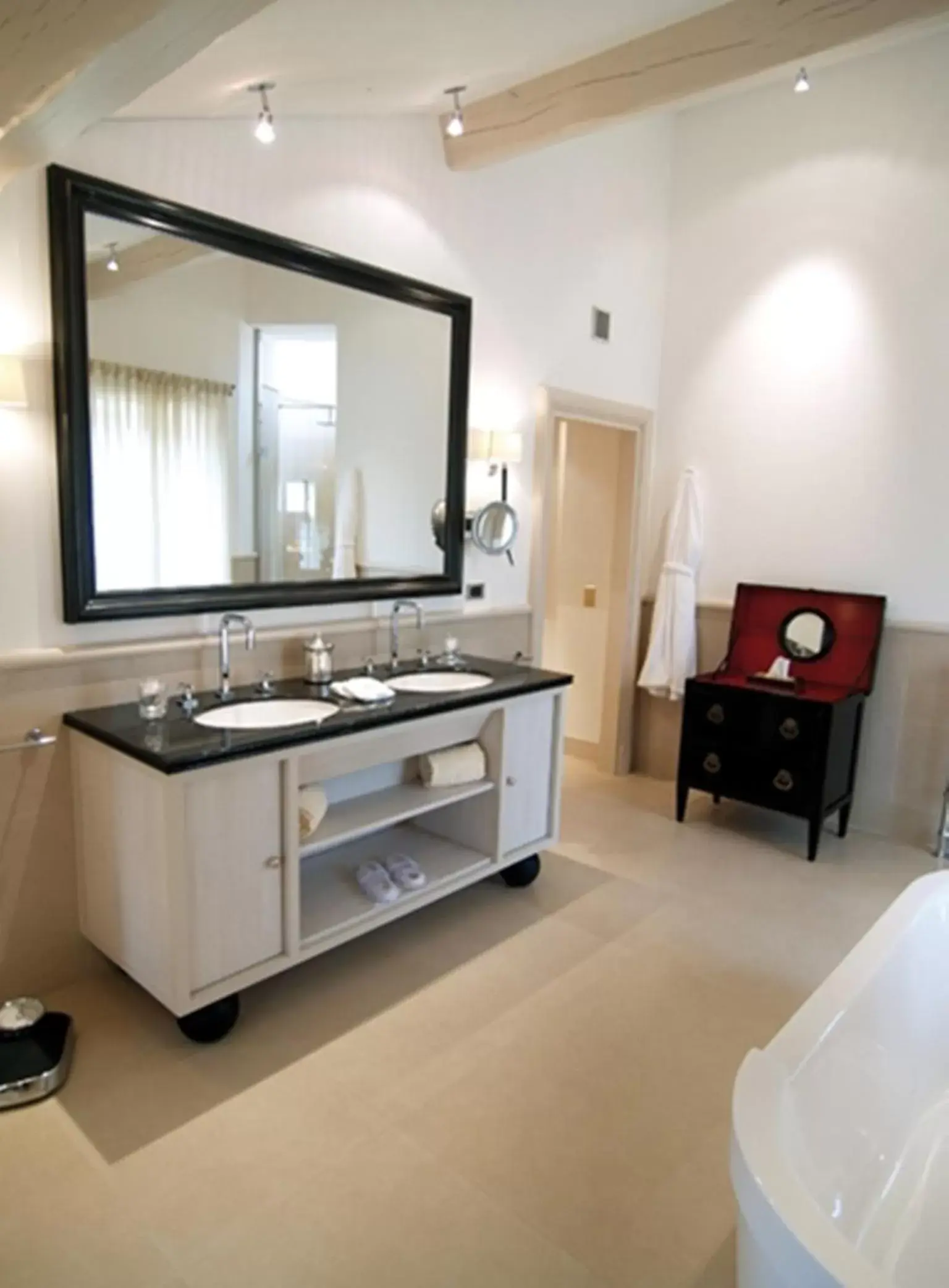 Bathroom, Kitchen/Kitchenette in Hôtel de Pavie
