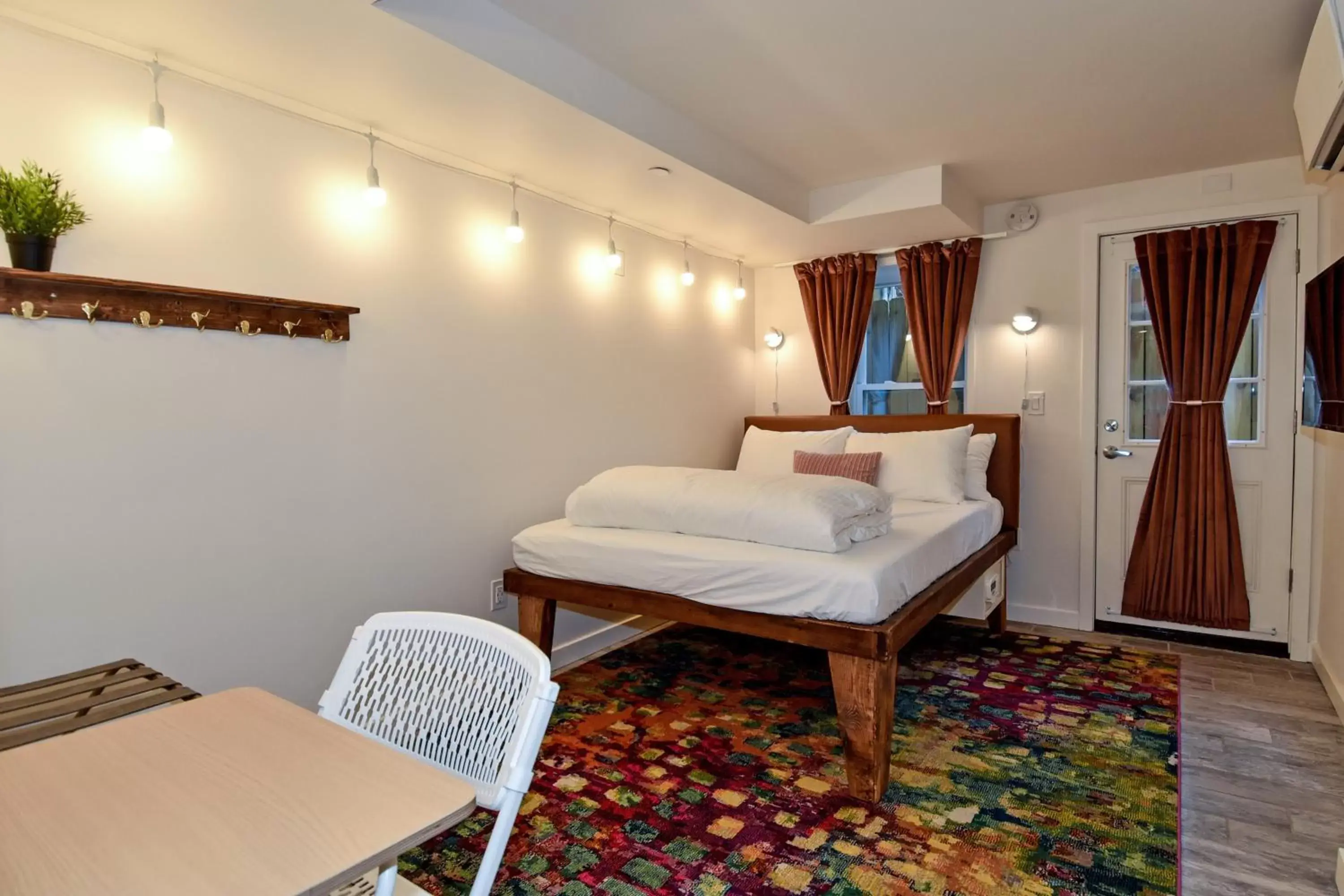 Lower Level Deluxe Queen Room (Plus Extra Fold-Out Mattress) in HighRoad Washington DC