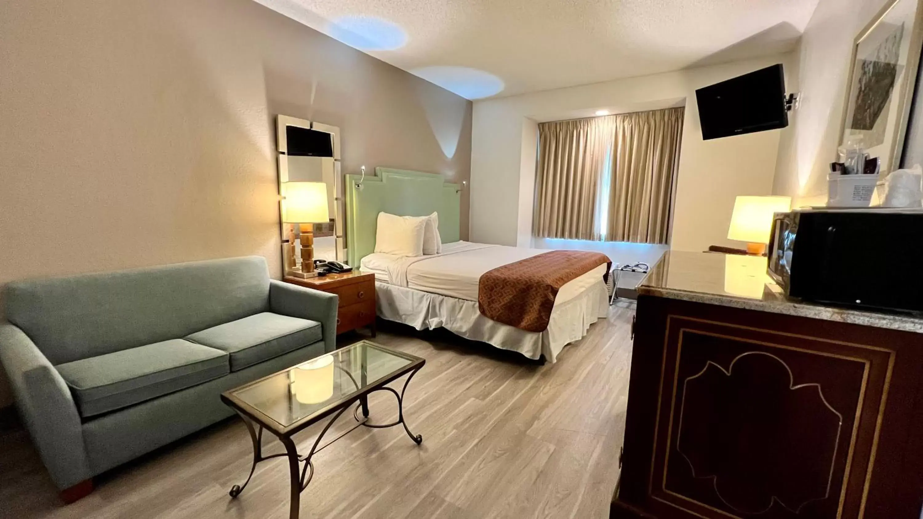 Communal lounge/ TV room in Baymont by Wyndham Orlando-International Dr-Universal Blvd