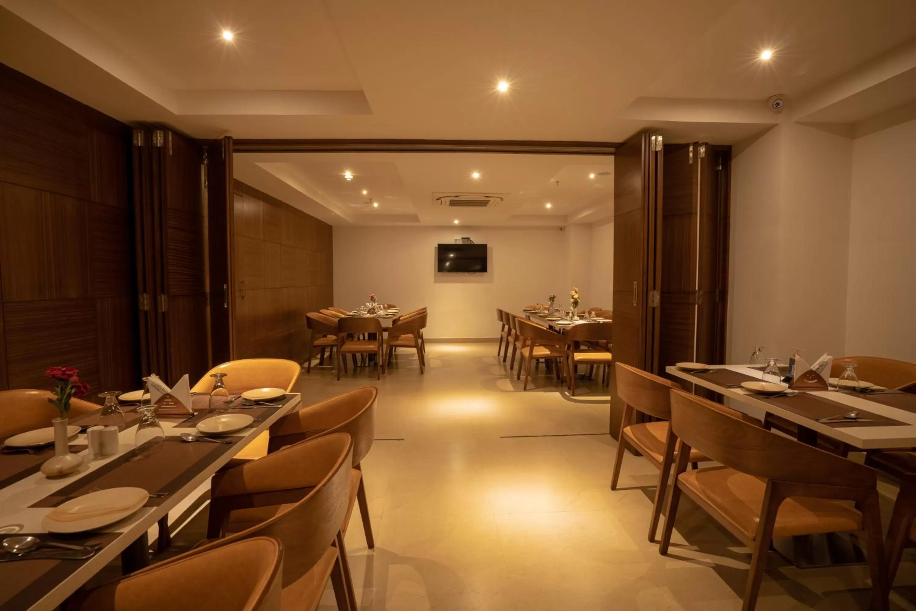 Restaurant/places to eat in Hotel Parkelite