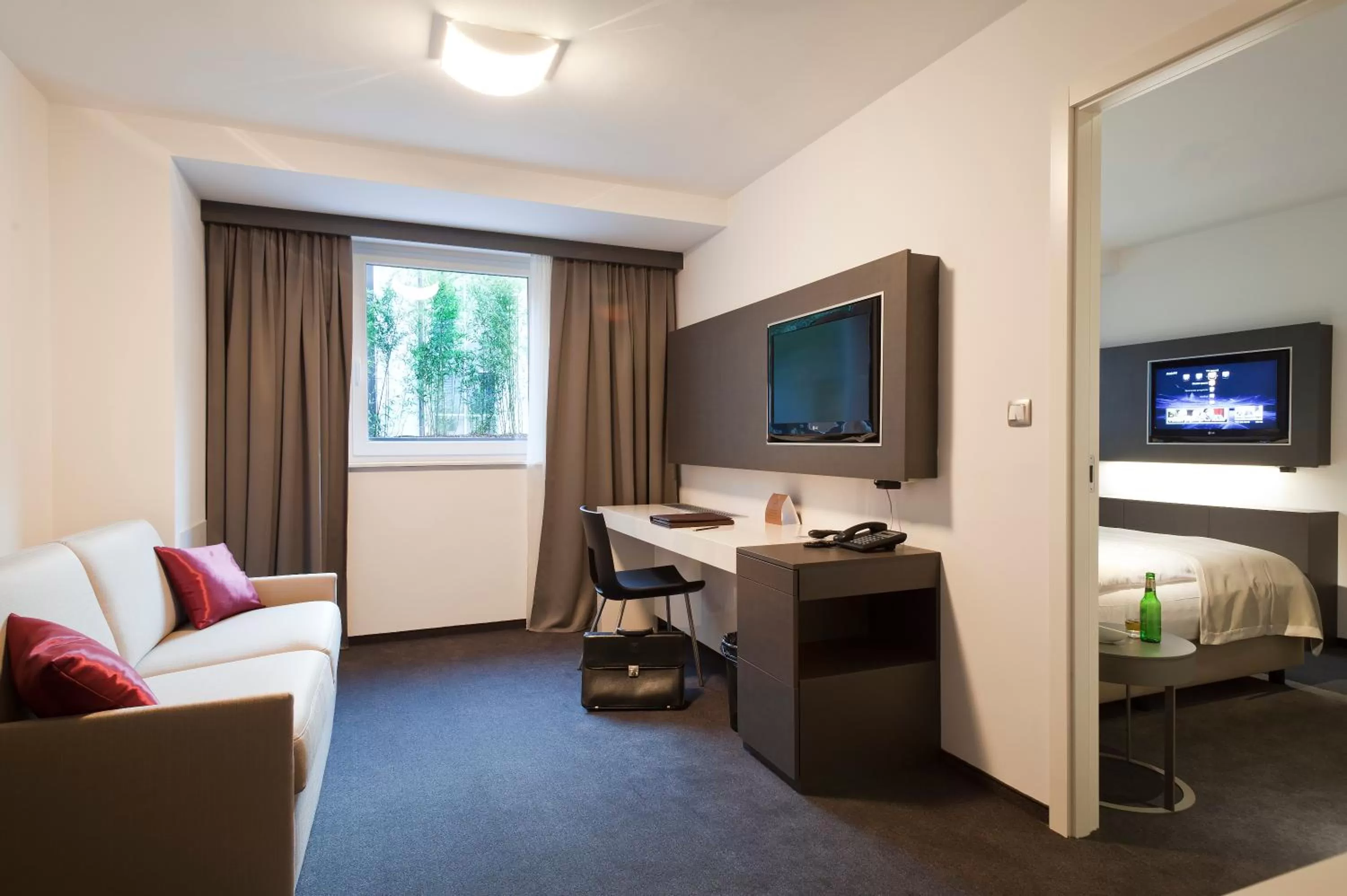 Living room, Bed in Hotel City Maribor