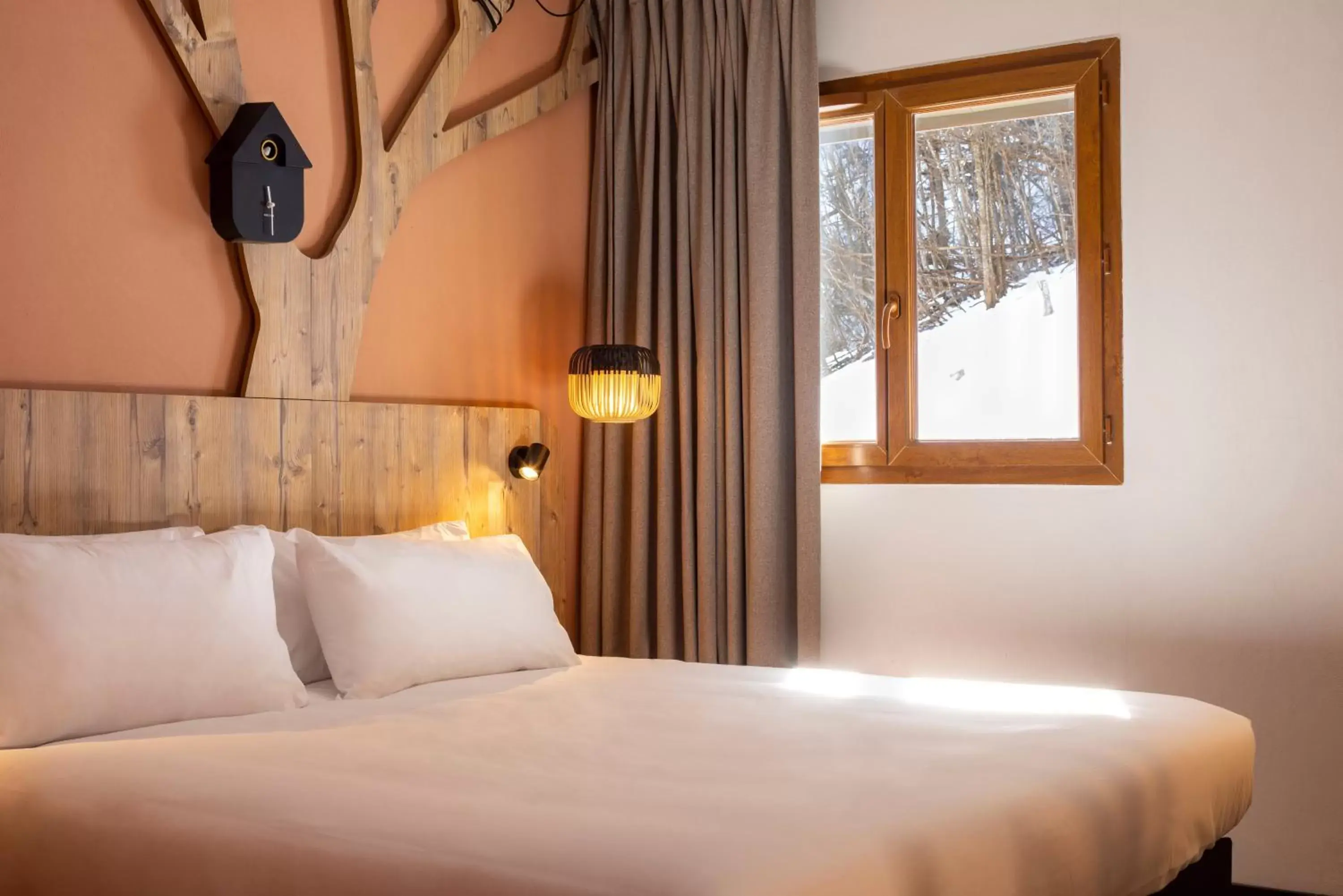 Photo of the whole room, Bed in ibis Styles Les Houches Chamonix
