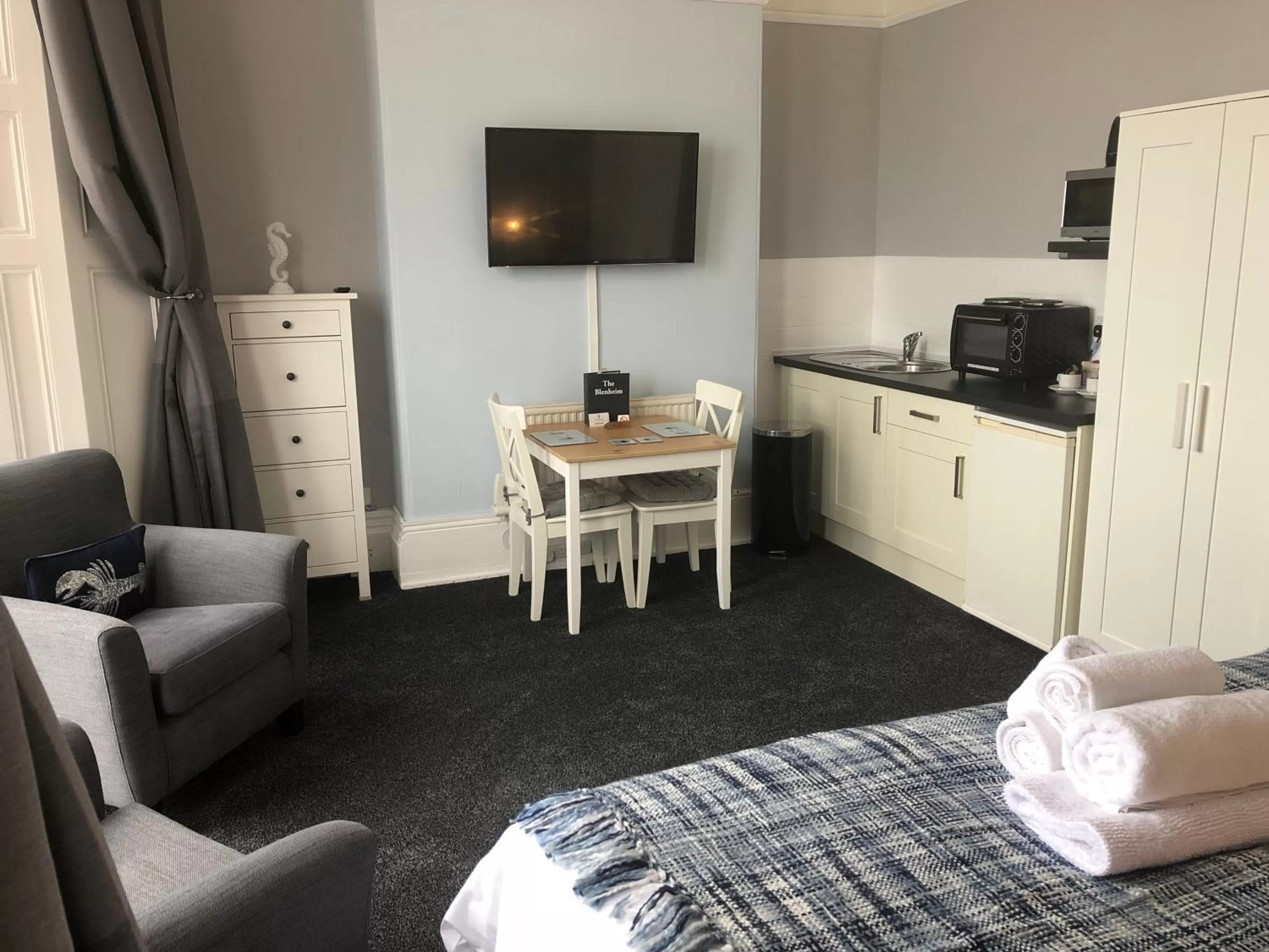 Dining area, Bed in The Blenheim