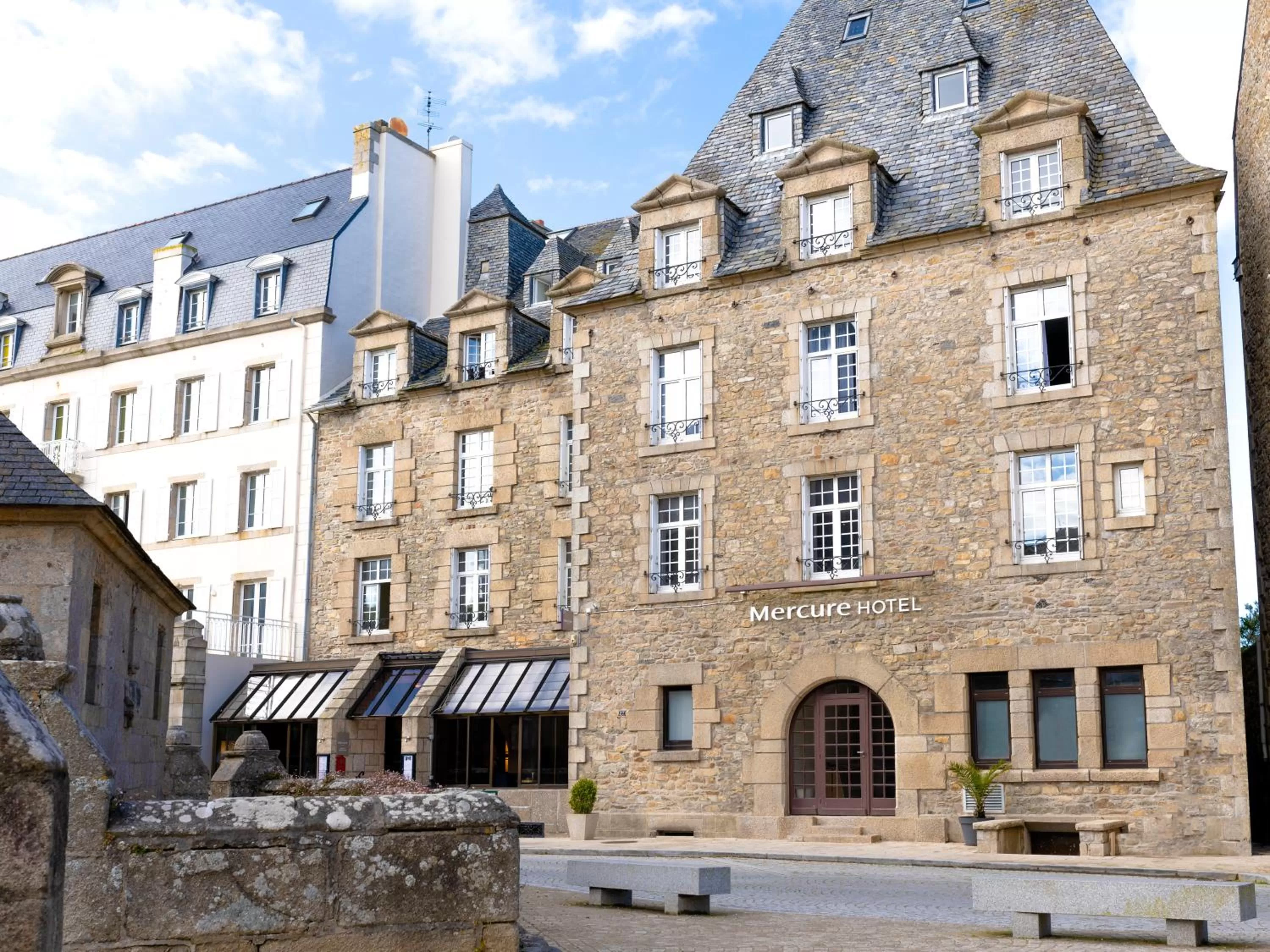 Property building in Hotel Mercure Roscoff Bord De Mer