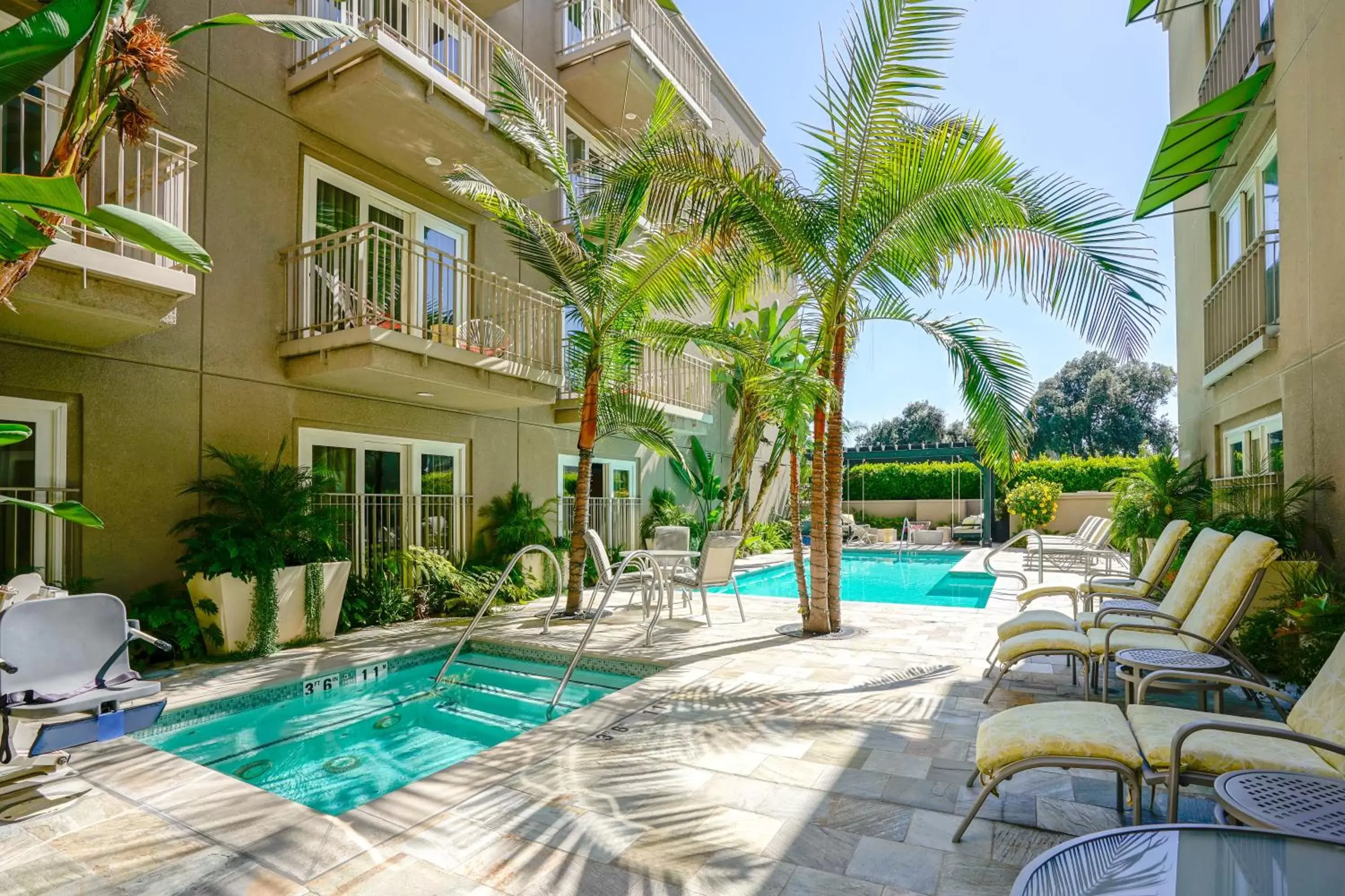 Swimming Pool in Hotel Amarano Burbank-Hollywood