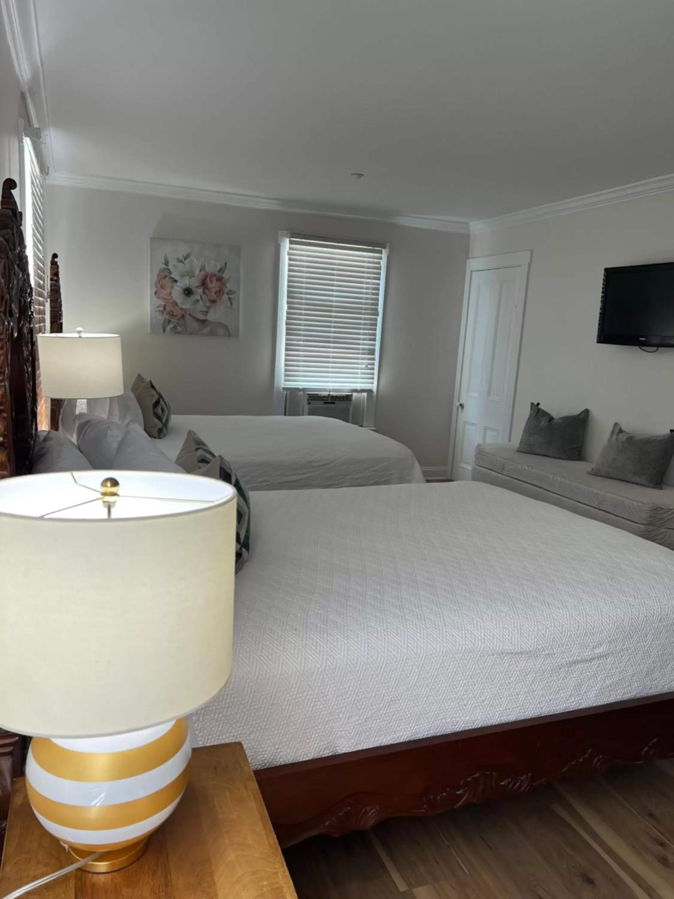 Seating area, Bed in Elaine's Cape May Boutique Hotel