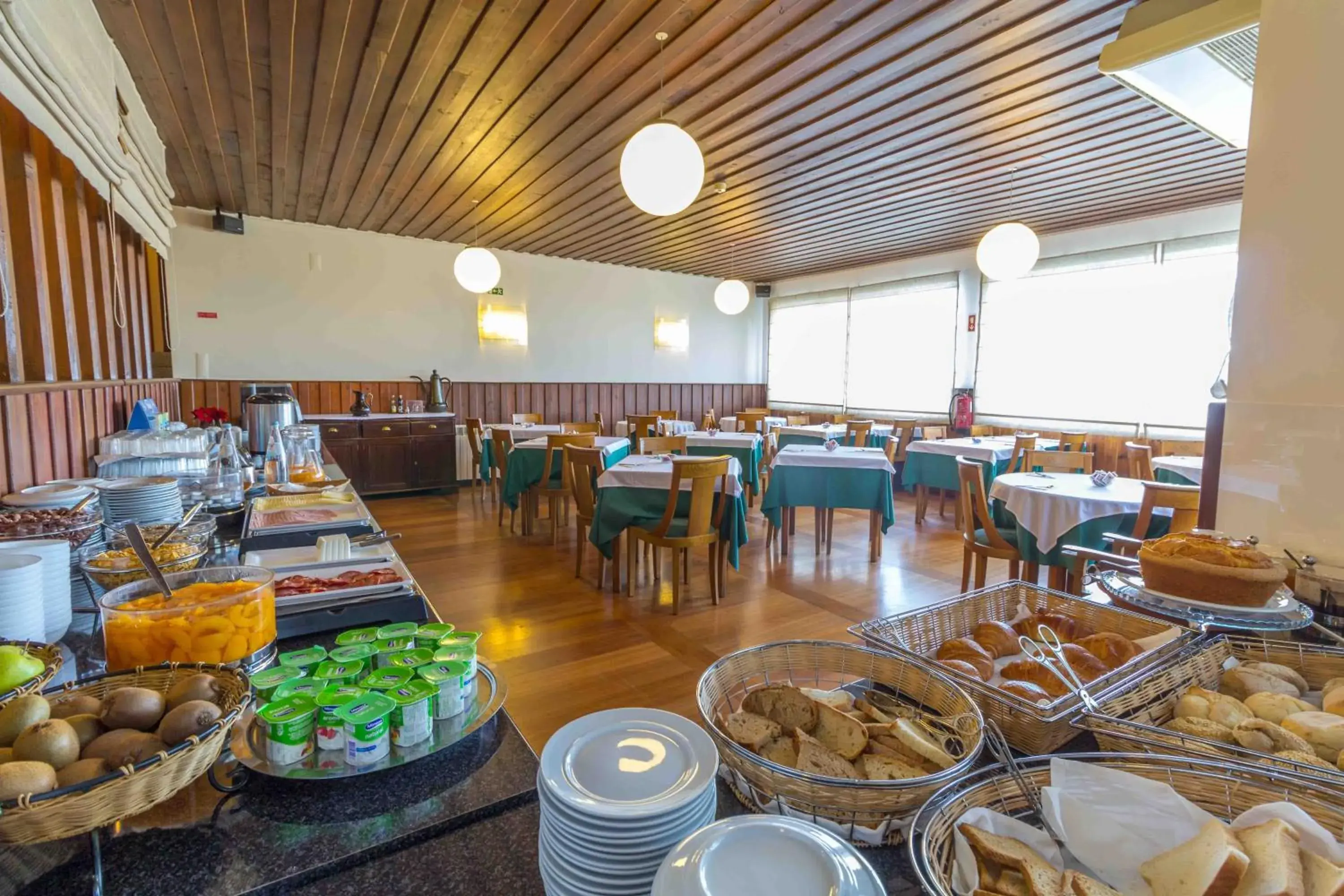 Buffet breakfast, Restaurant/Places to Eat in Hotel Eurosol Seia Camelo