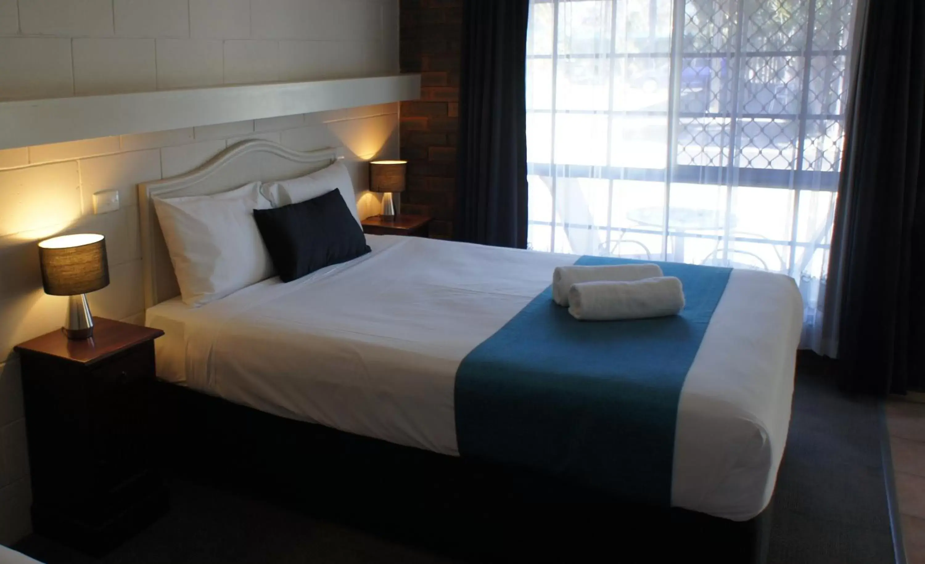 Bed in Cleveland Motor Inn