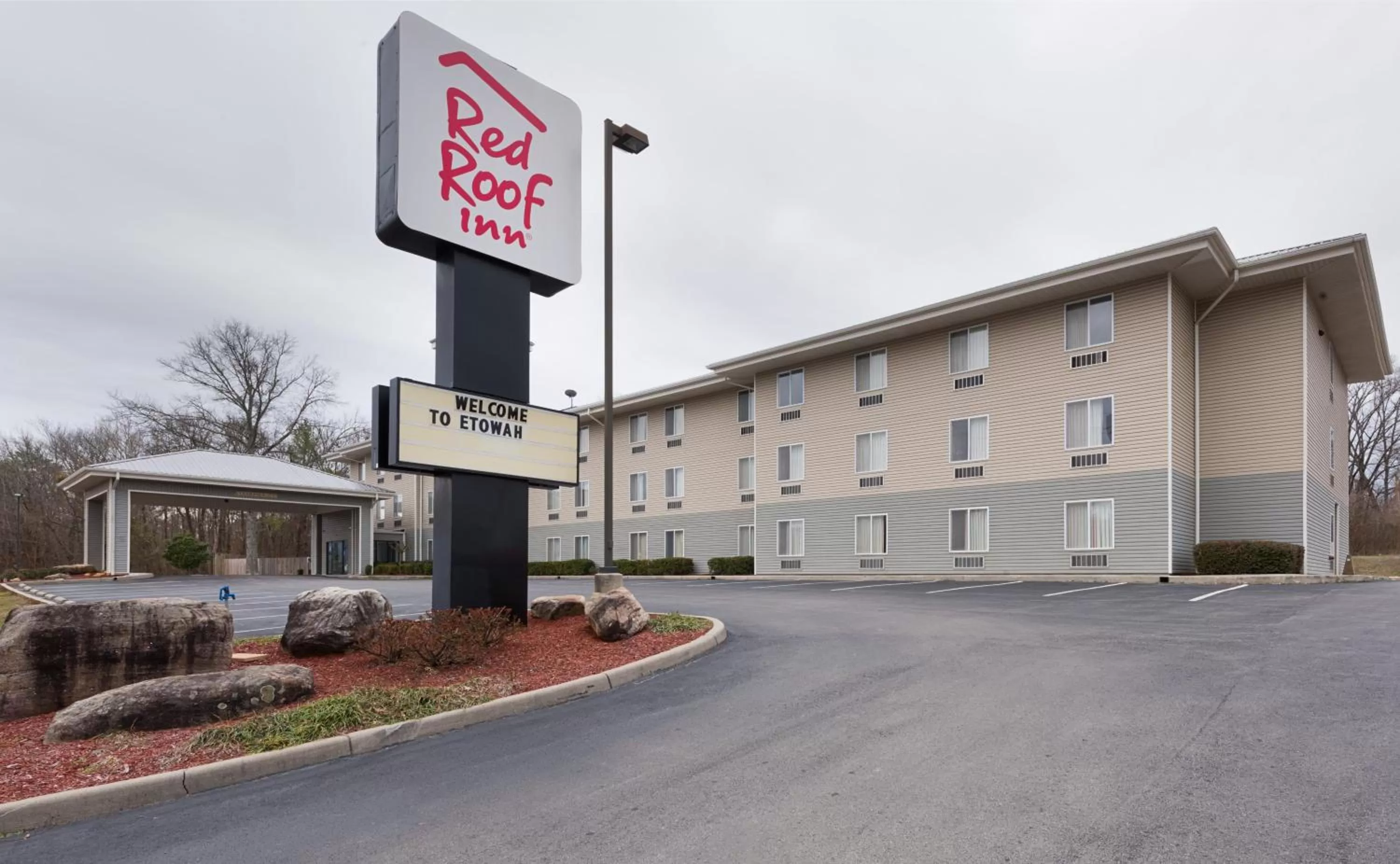 Property building in Red Roof Inn Etowah – Athens, TN