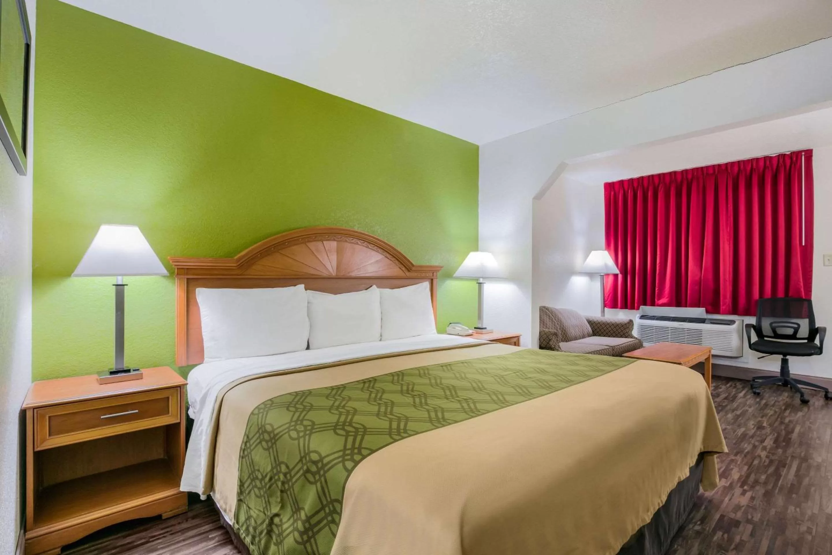 Bedroom, Bed in Econo Lodge & Suites Brinkley