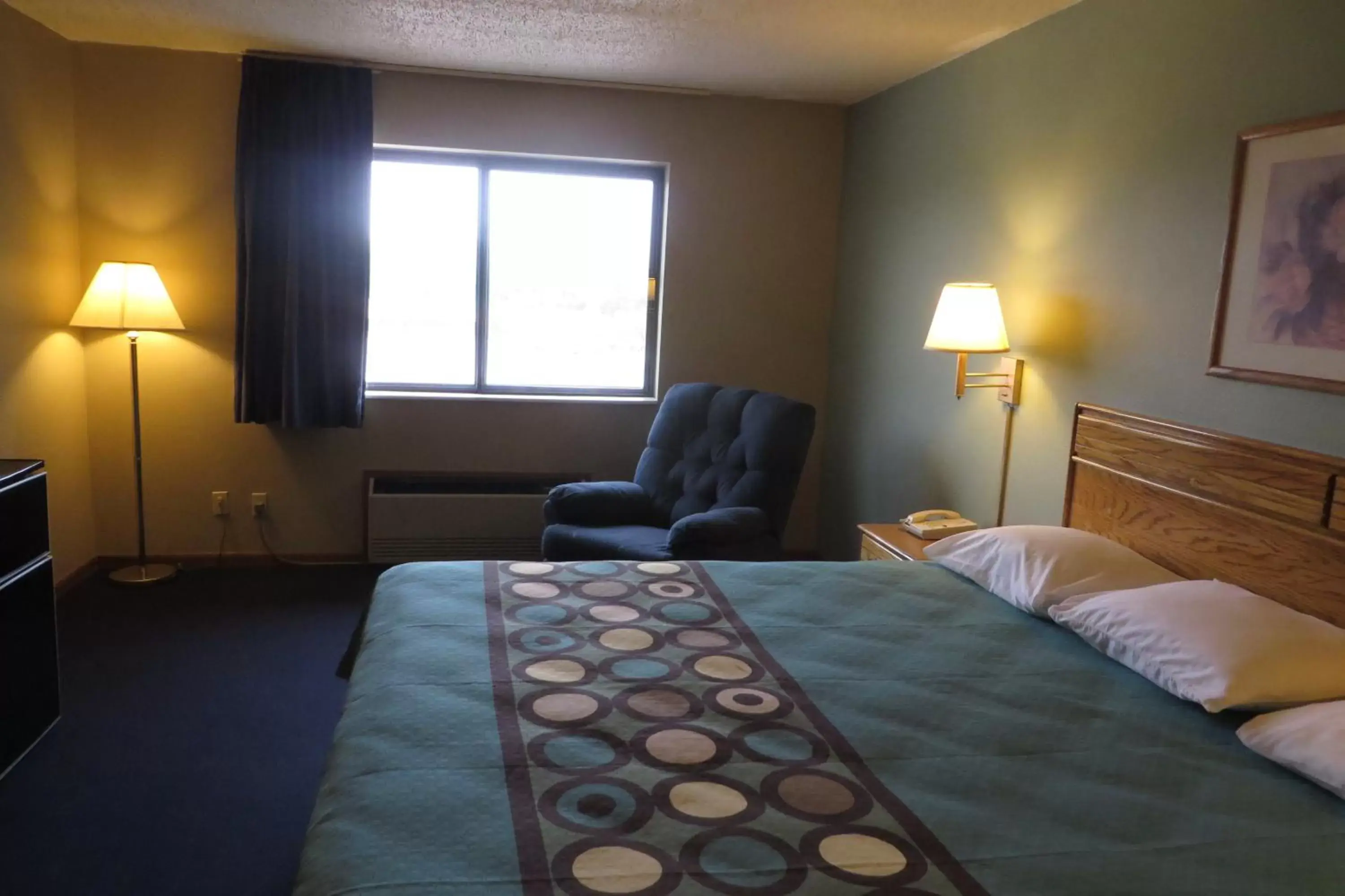 Photo of the whole room, Bed in Super 8 by Wyndham Macomb