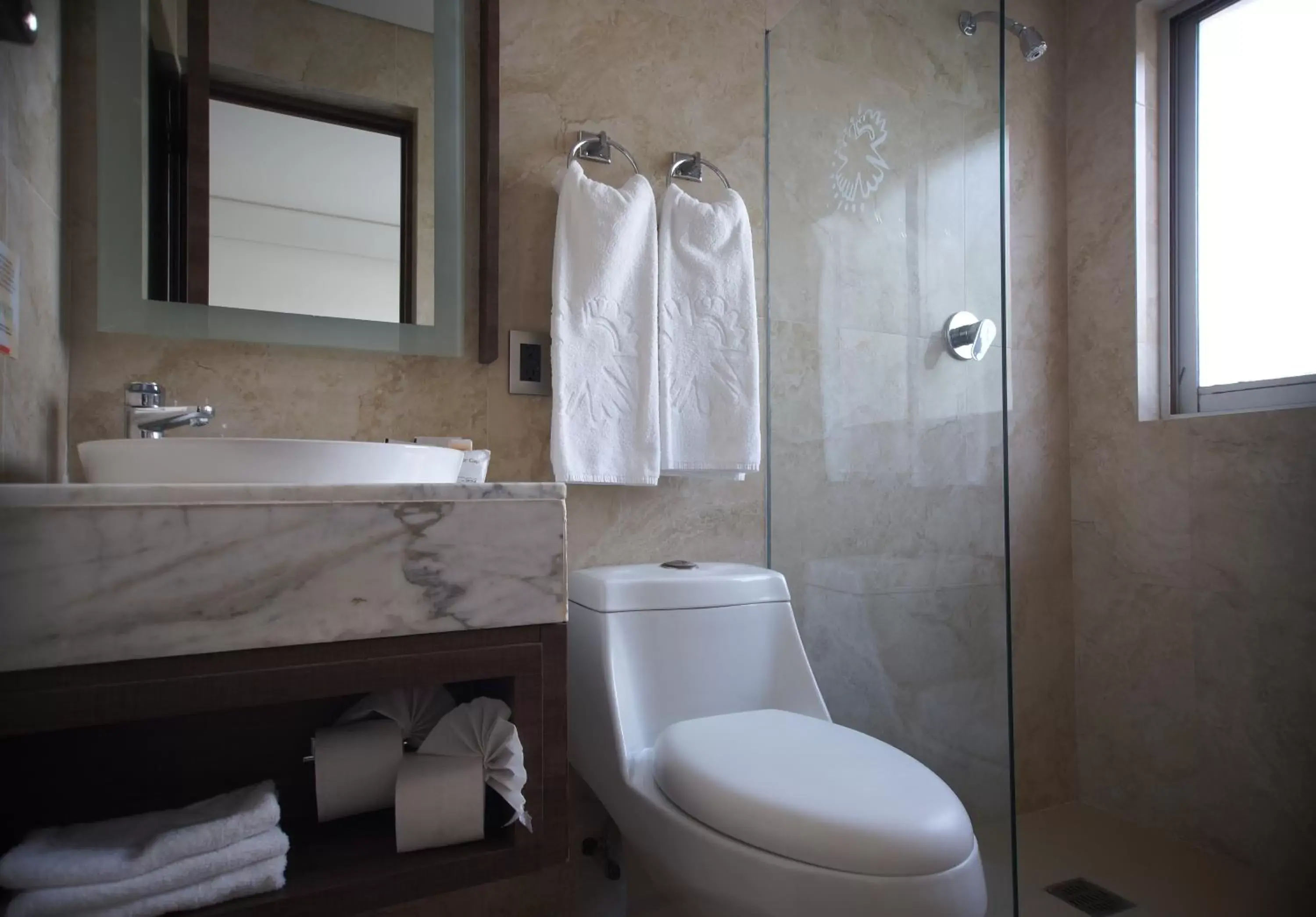 Shower, Bathroom in Econo Express Hotel