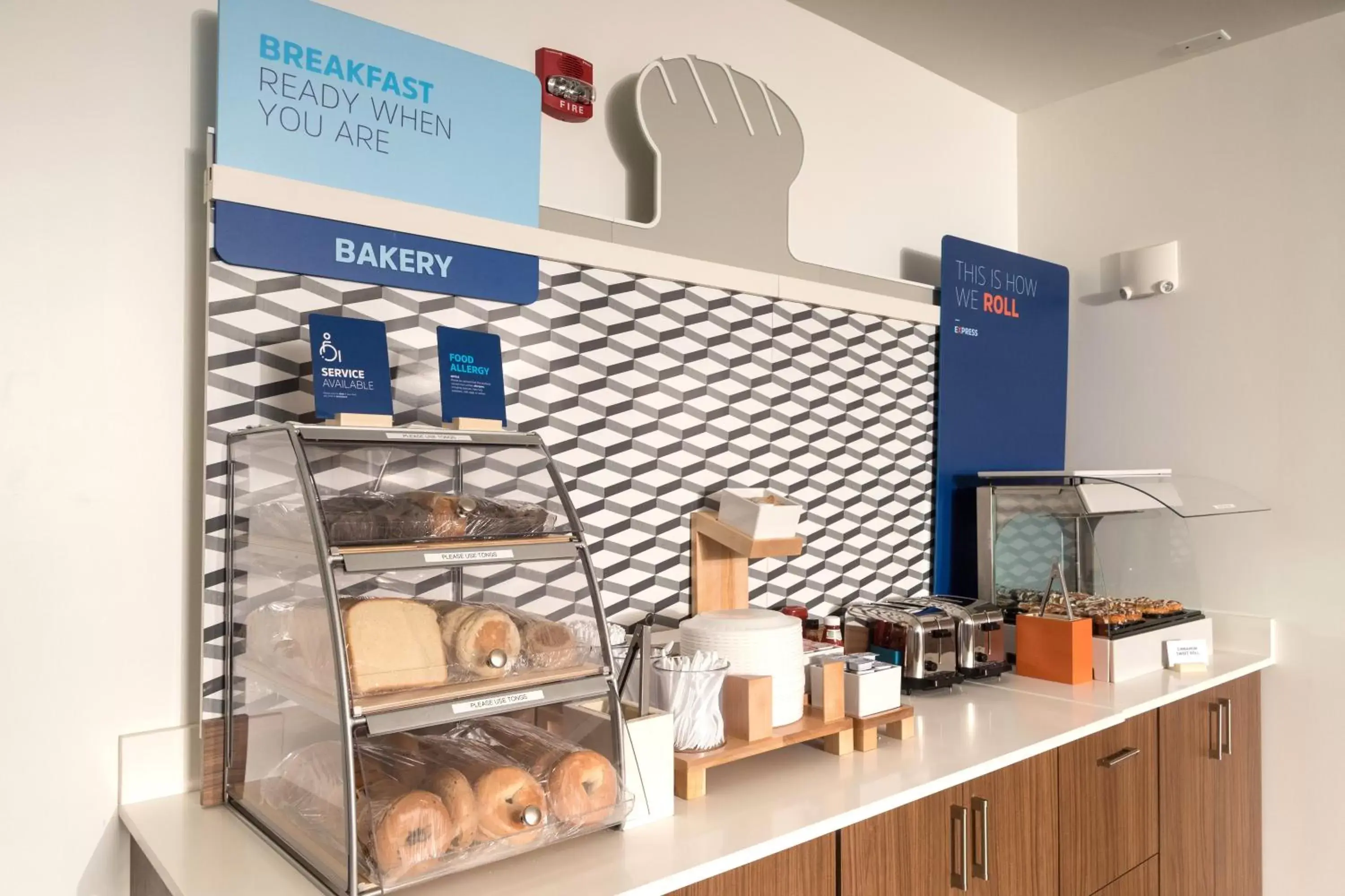 Breakfast, Kitchen/Kitchenette in Holiday Inn Express & Suites - Portage, an IHG Hotel