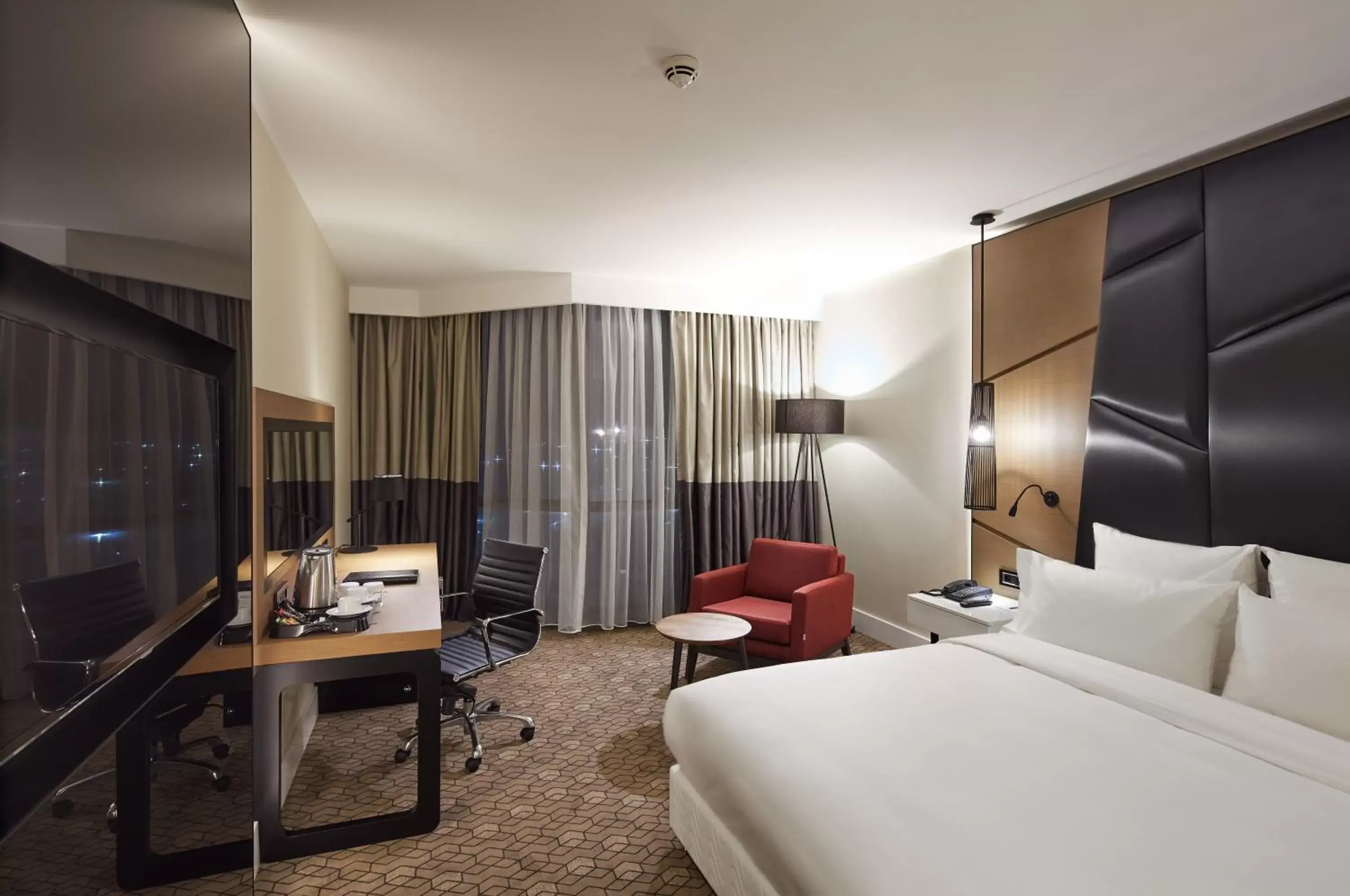 Bed, TV/Entertainment Center in Pullman Istanbul Hotel & Convention Center