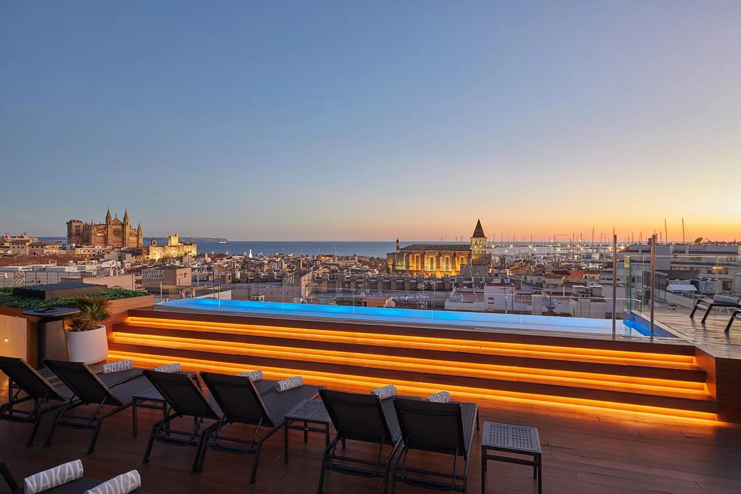 Swimming pool in Nakar Hotel