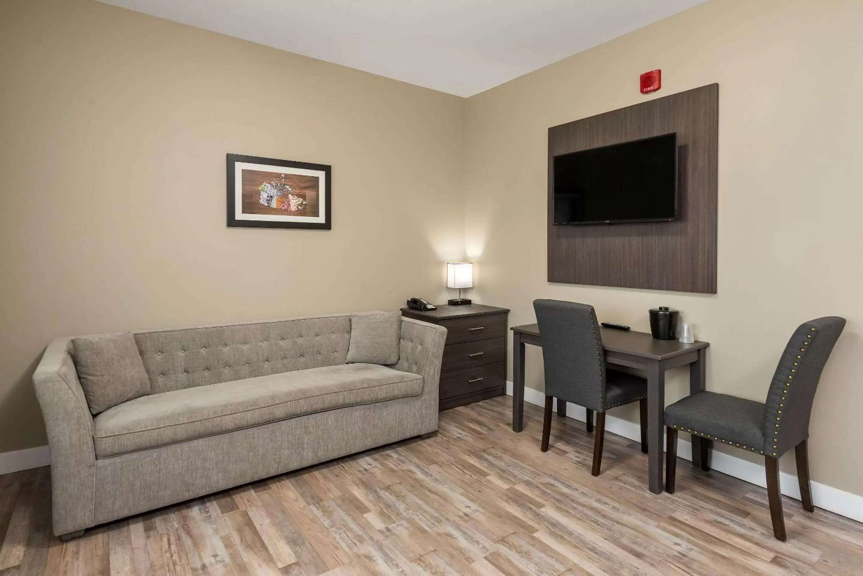 Bedroom, Seating Area in Econo Lodge City Centre Inn