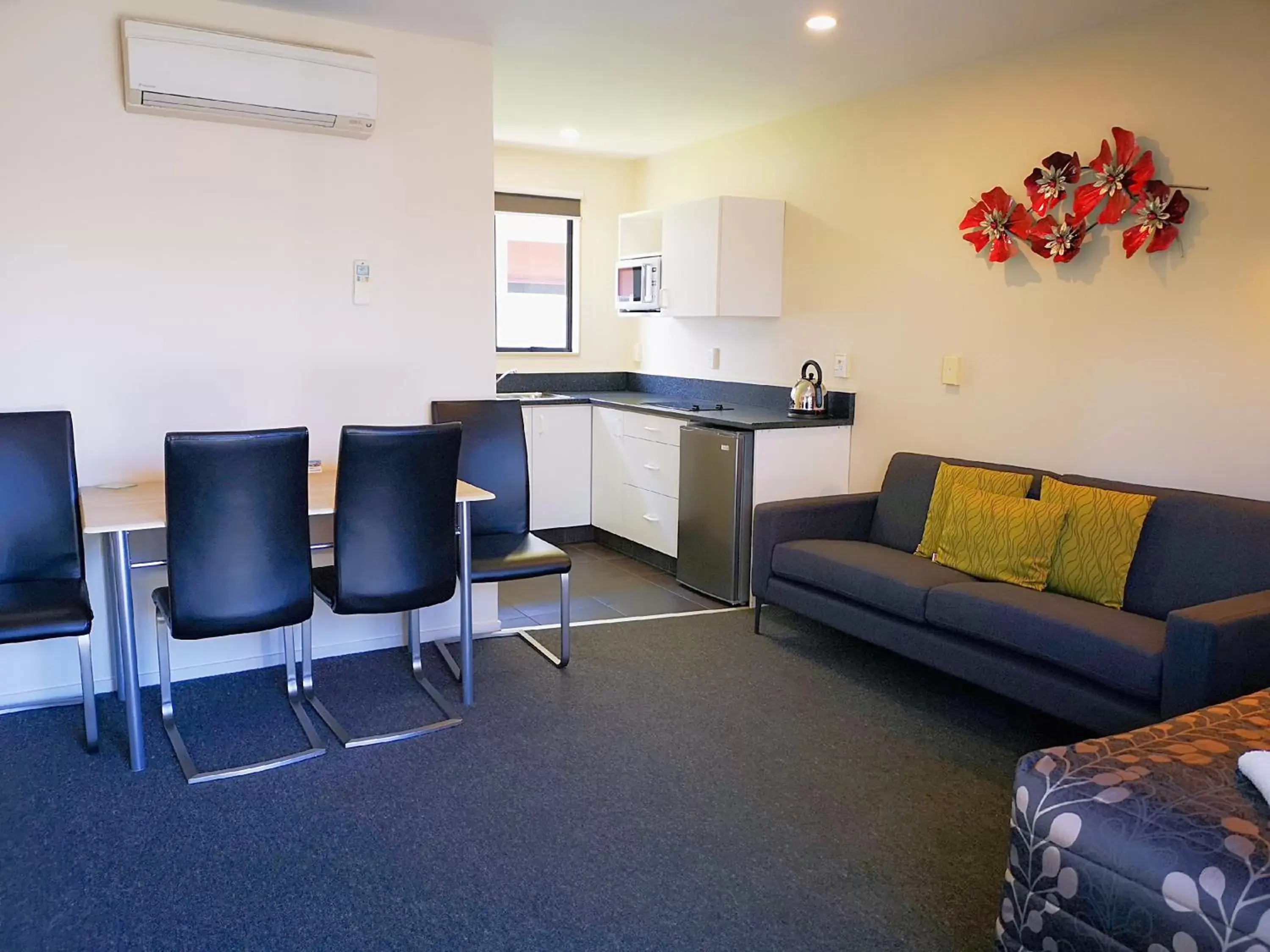 Living room, Seating Area in Aston Court Motel