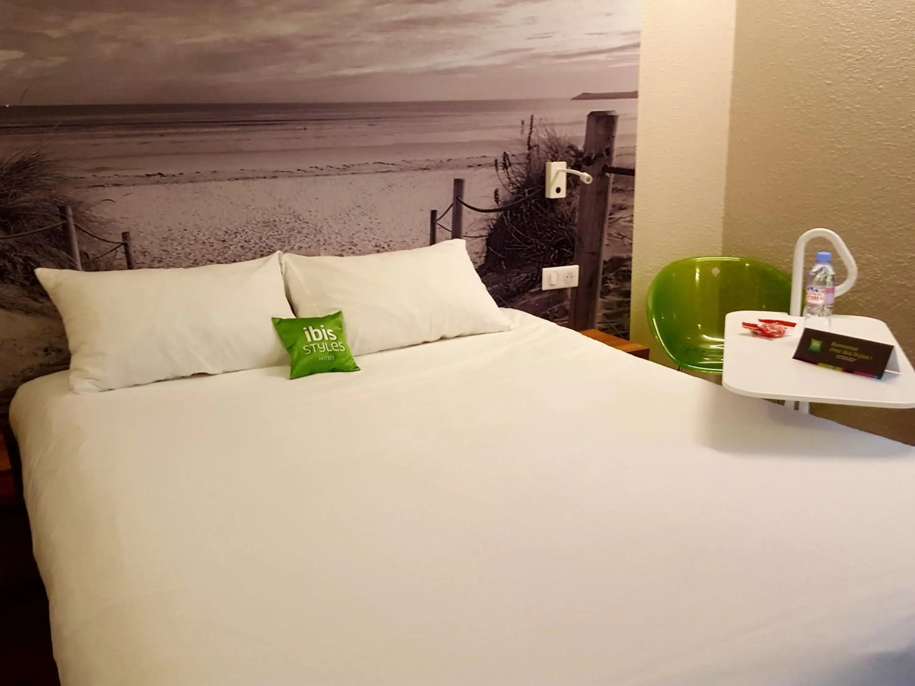 Property building, Bed in ibis Styles Quimper