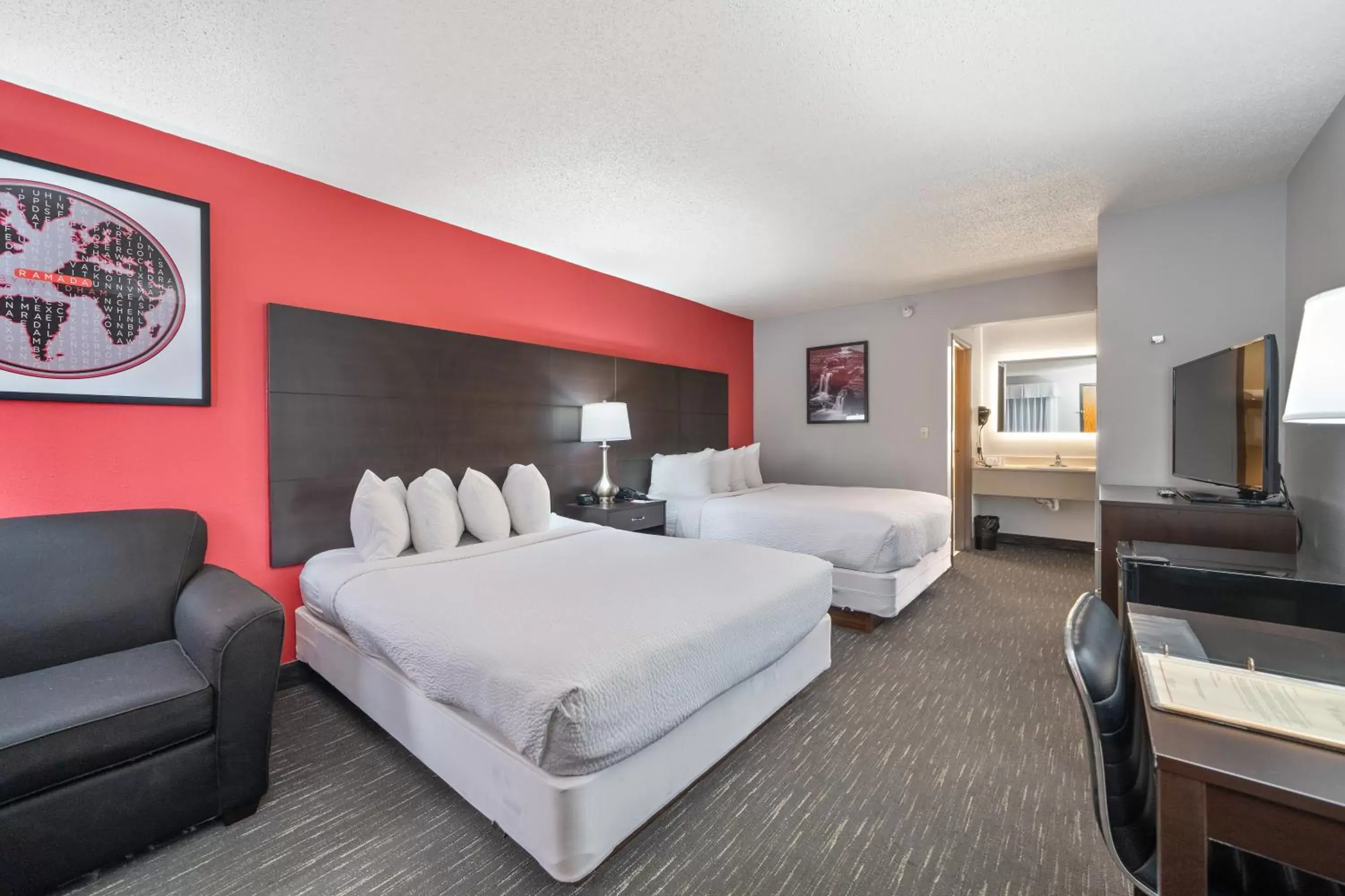 Bed in Ramada by Wyndham Sioux Falls Airport - Waterpark Resort & Event Center