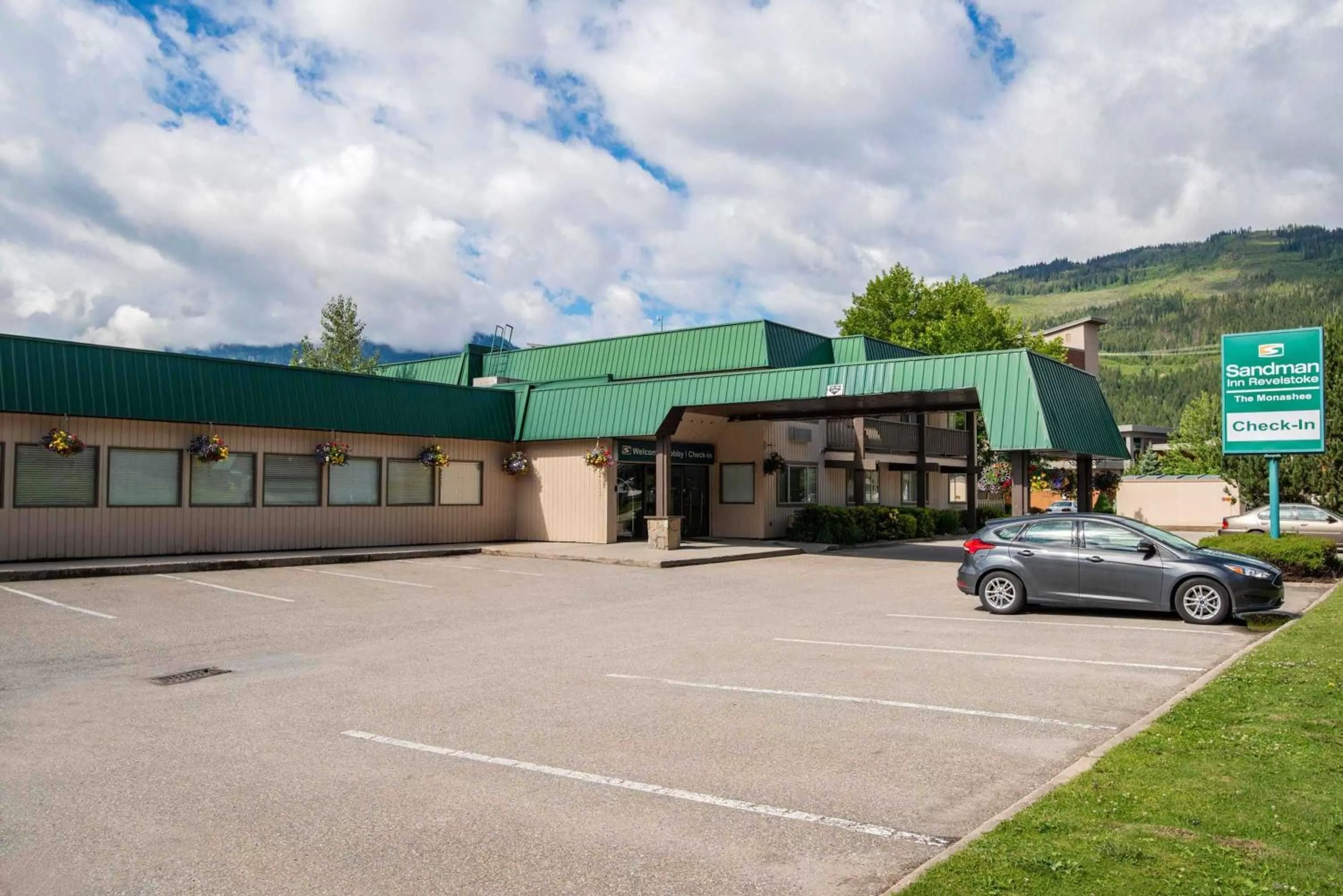 Property building in Sandman Hotel Revelstoke