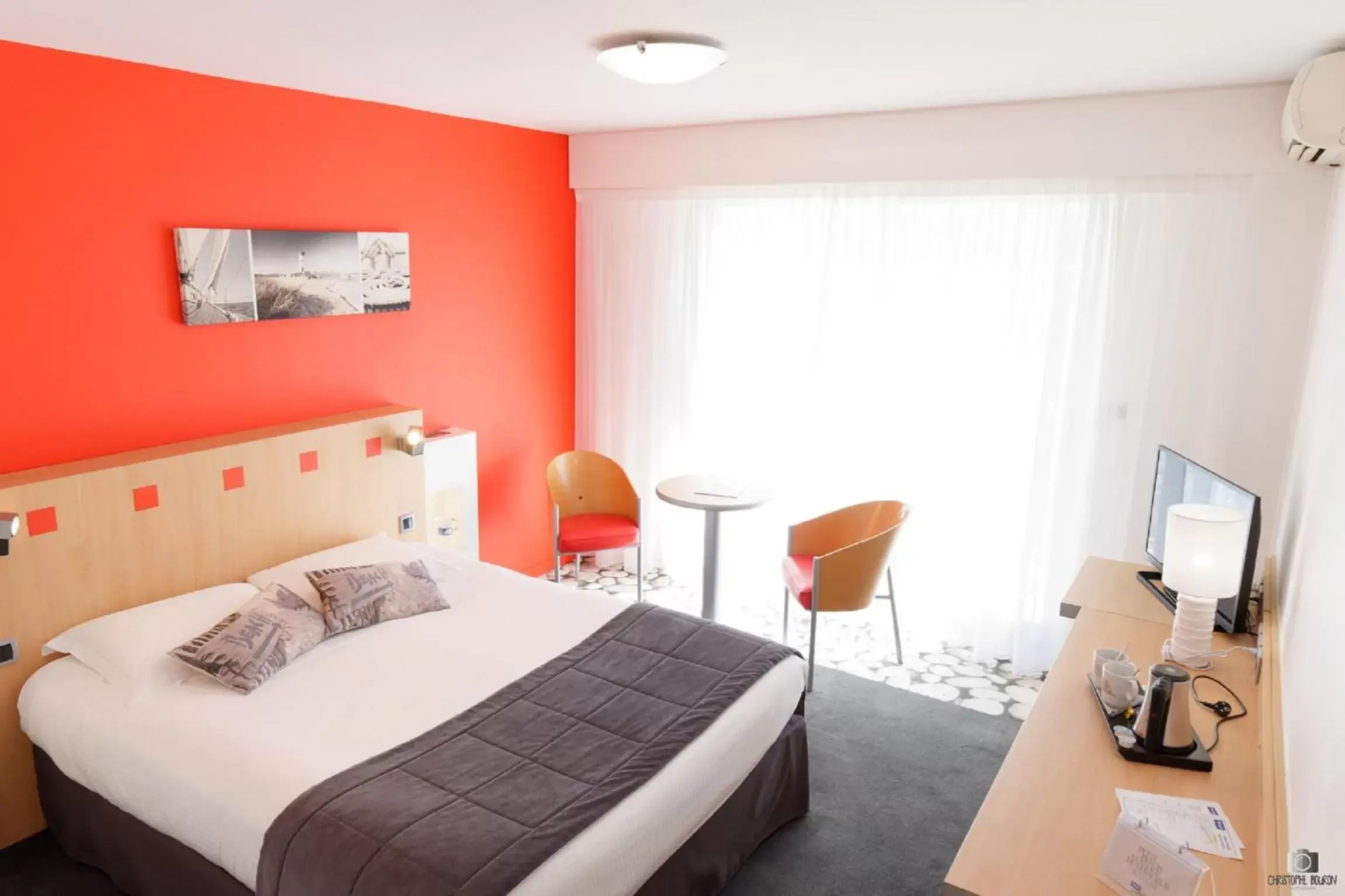 Bedroom in Kyriad Prestige Les Sables d'Olonne - Plage - Centre des Congrès