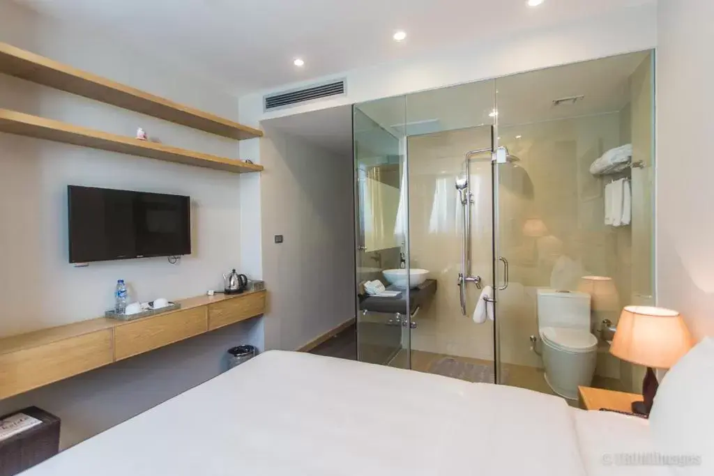 Bathroom, Bed in Parkside Sunline Hotel