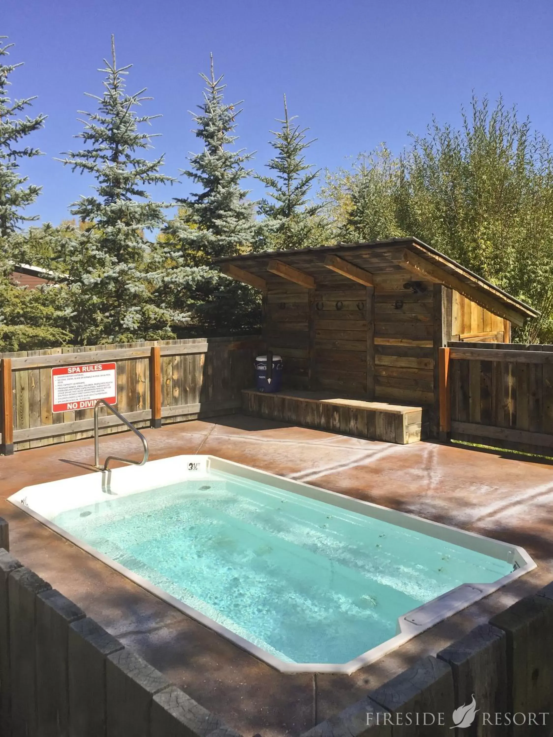 Hot Tub, Swimming Pool in Fireside Resort